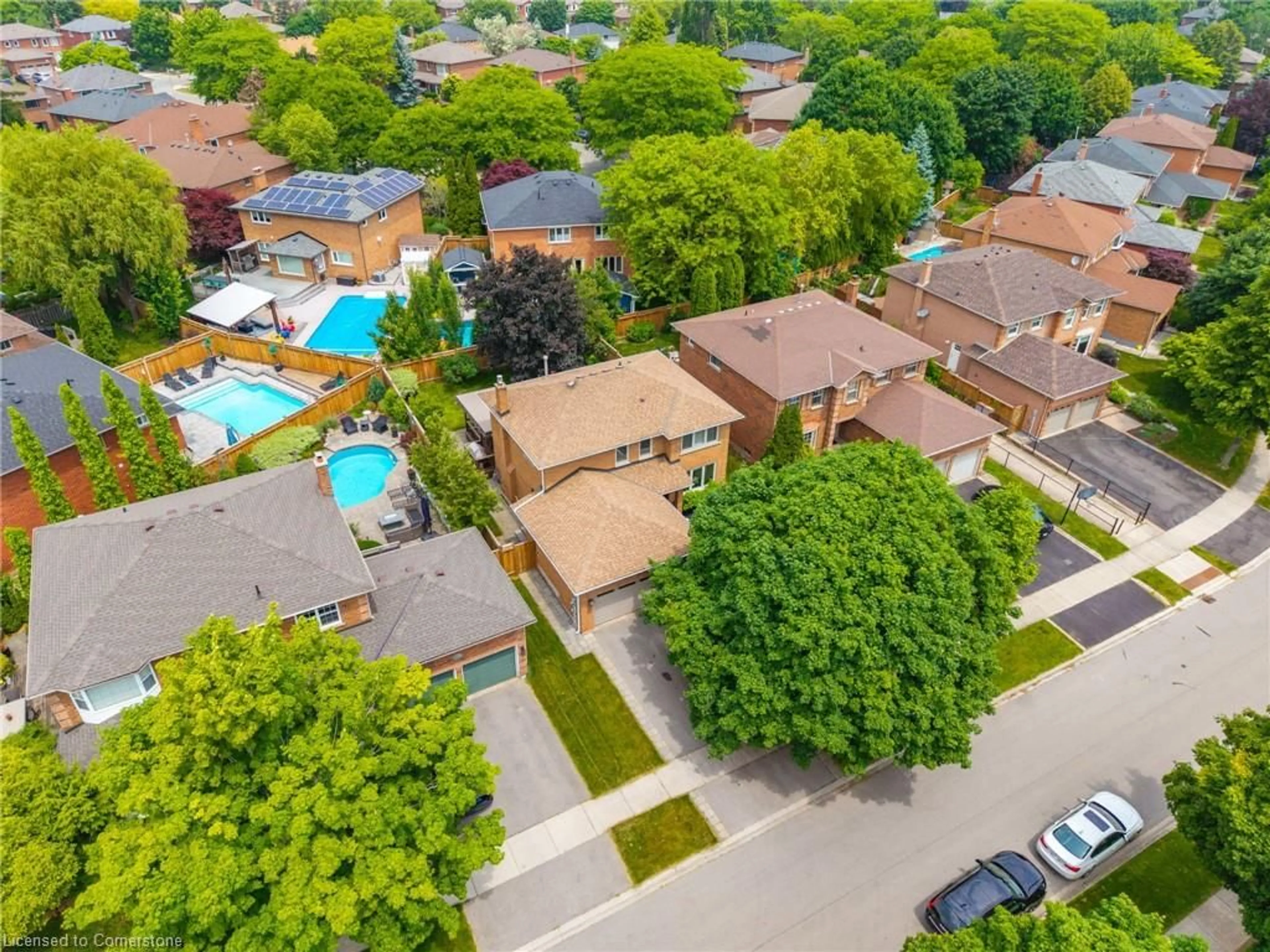 A pic from outside/outdoor area/front of a property/back of a property/a pic from drone, street for 139 Warner Dr, Oakville Ontario L6L 6G7