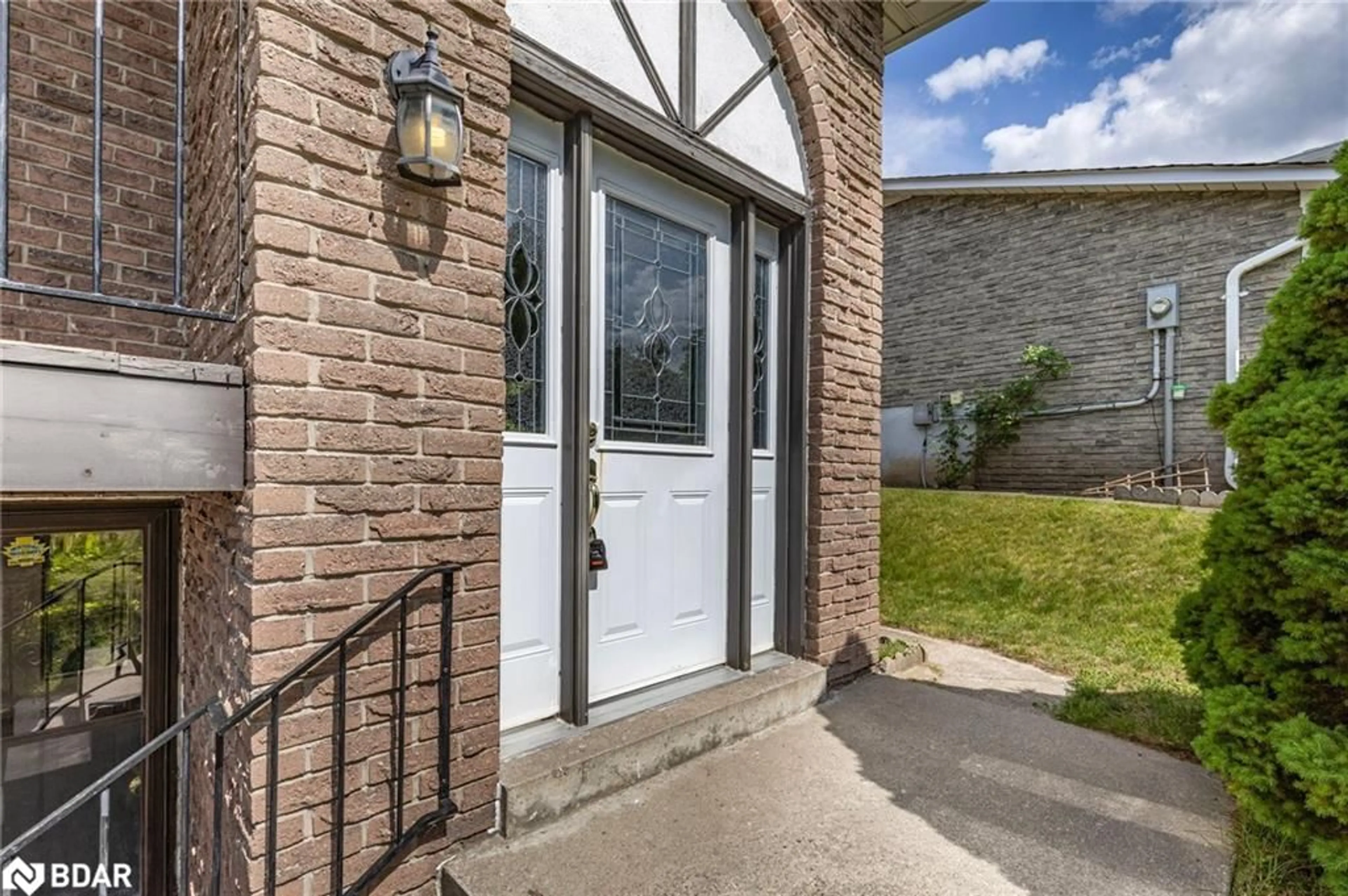 Indoor entryway for 66 Highcroft Rd, Barrie Ontario L4N 2X7
