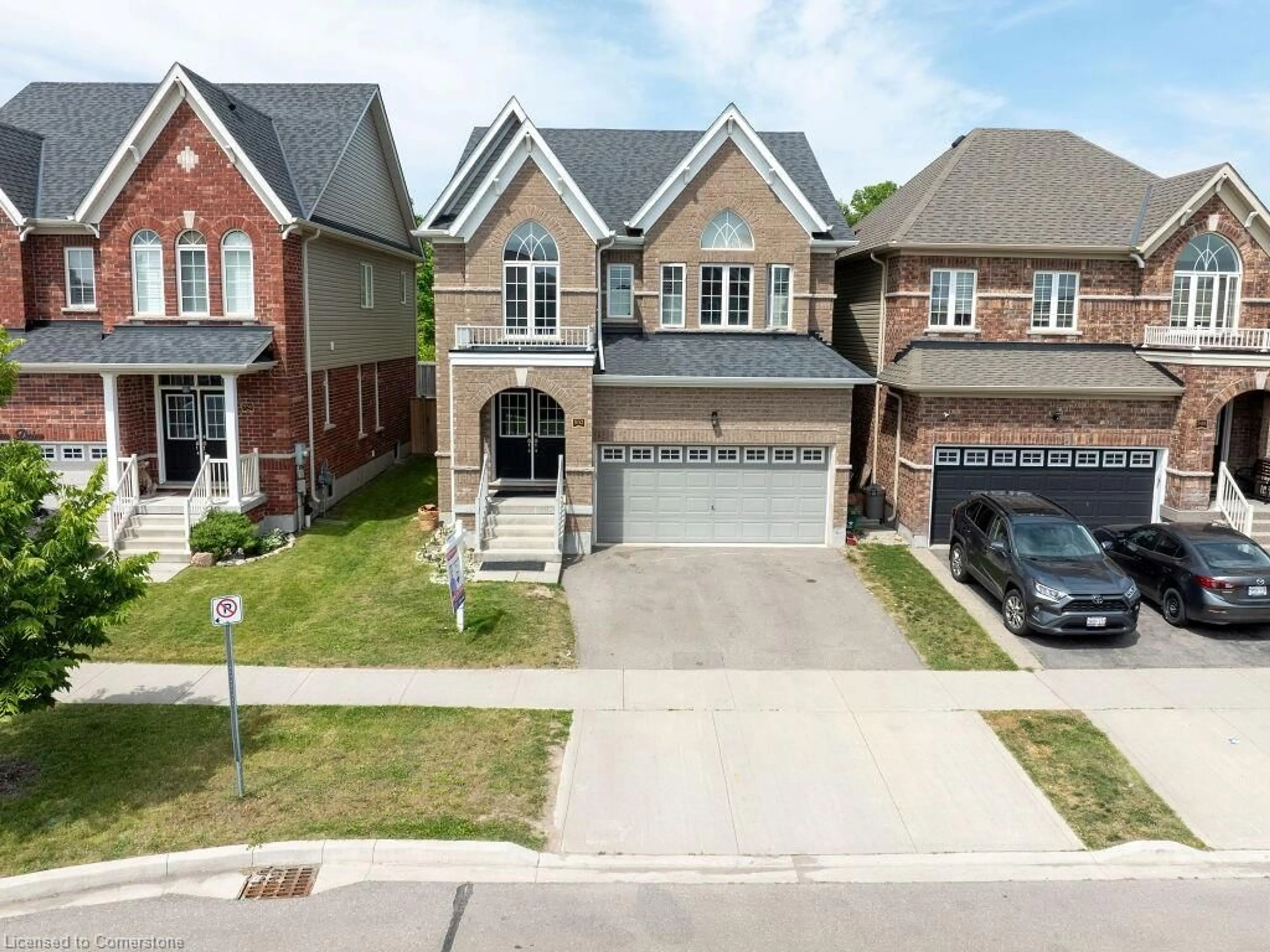 A pic from outside/outdoor area/front of a property/back of a property/a pic from drone, street for 552 Linden Dr, Cambridge Ontario N3H 5L5