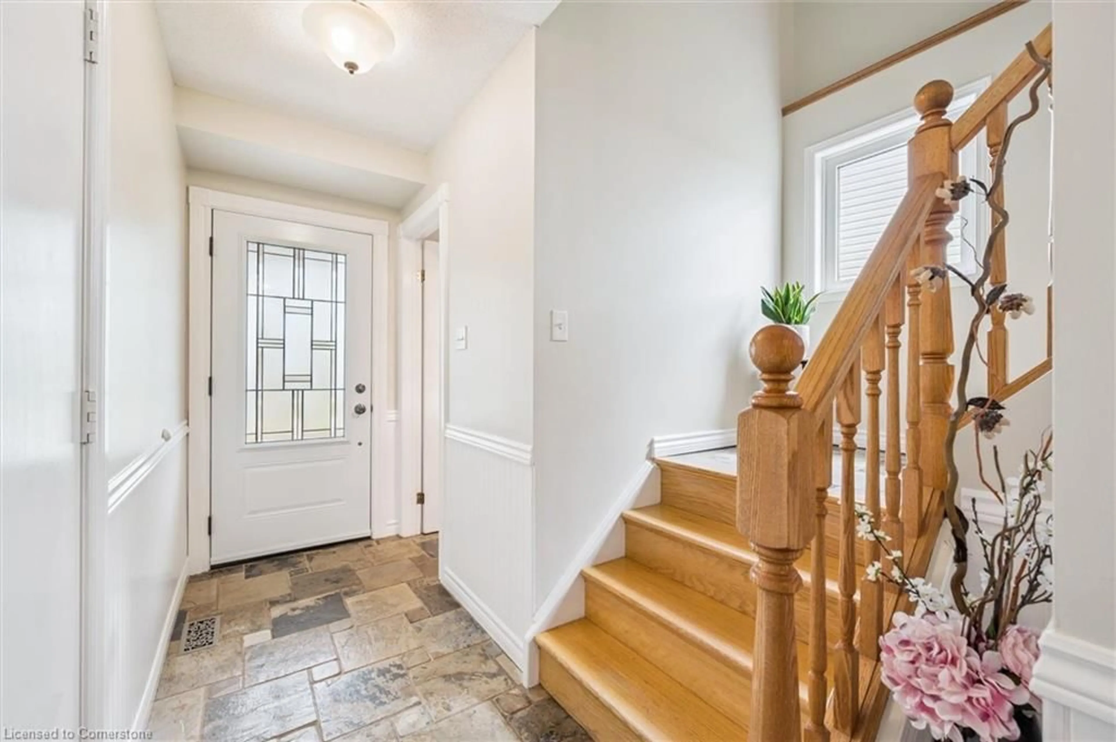 Indoor entryway for 747 Fairway Crt, Kitchener Ontario N2A 4B4