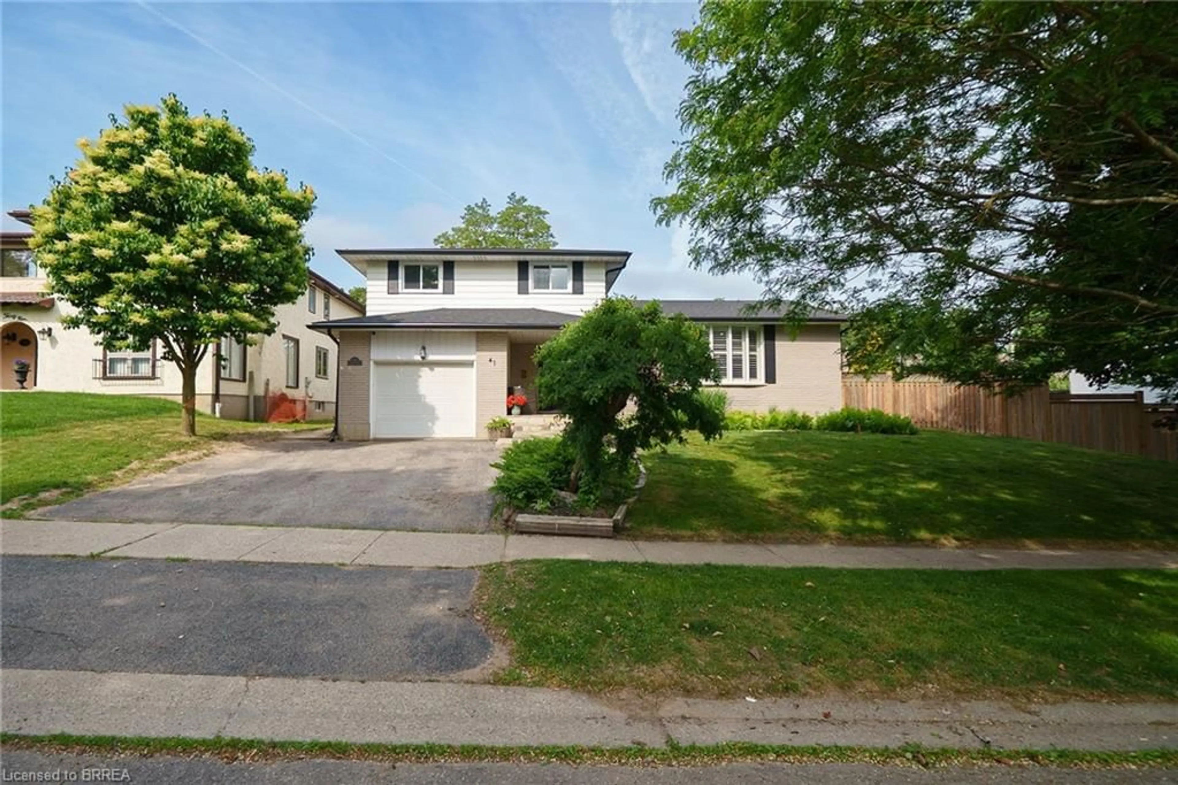 A pic from outside/outdoor area/front of a property/back of a property/a pic from drone, street for 41 Westbrier Knoll, Brantford Ontario N3R 5W2