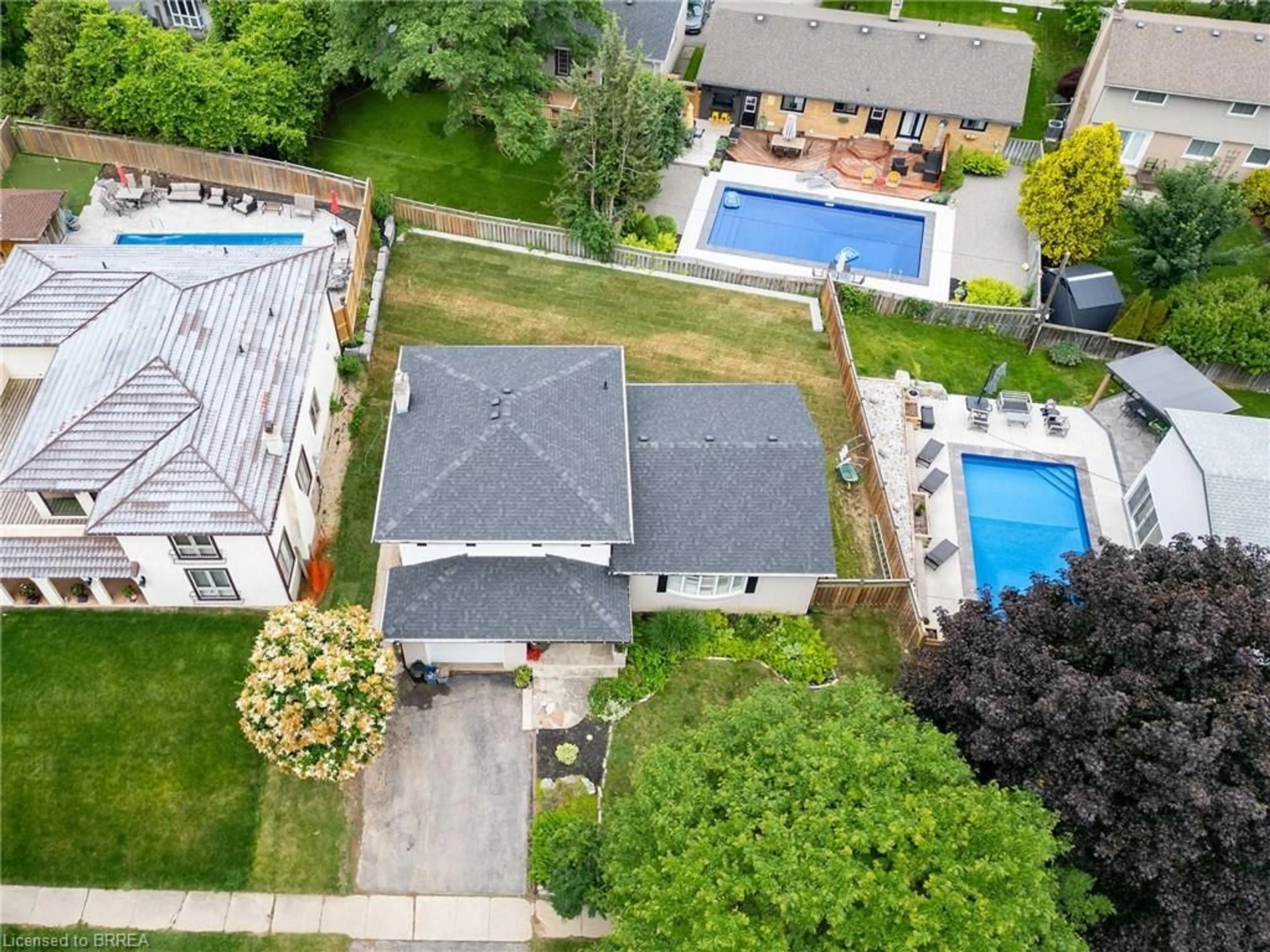 A pic from outside/outdoor area/front of a property/back of a property/a pic from drone, street for 41 Westbrier Knoll, Brantford Ontario N3R 5W2
