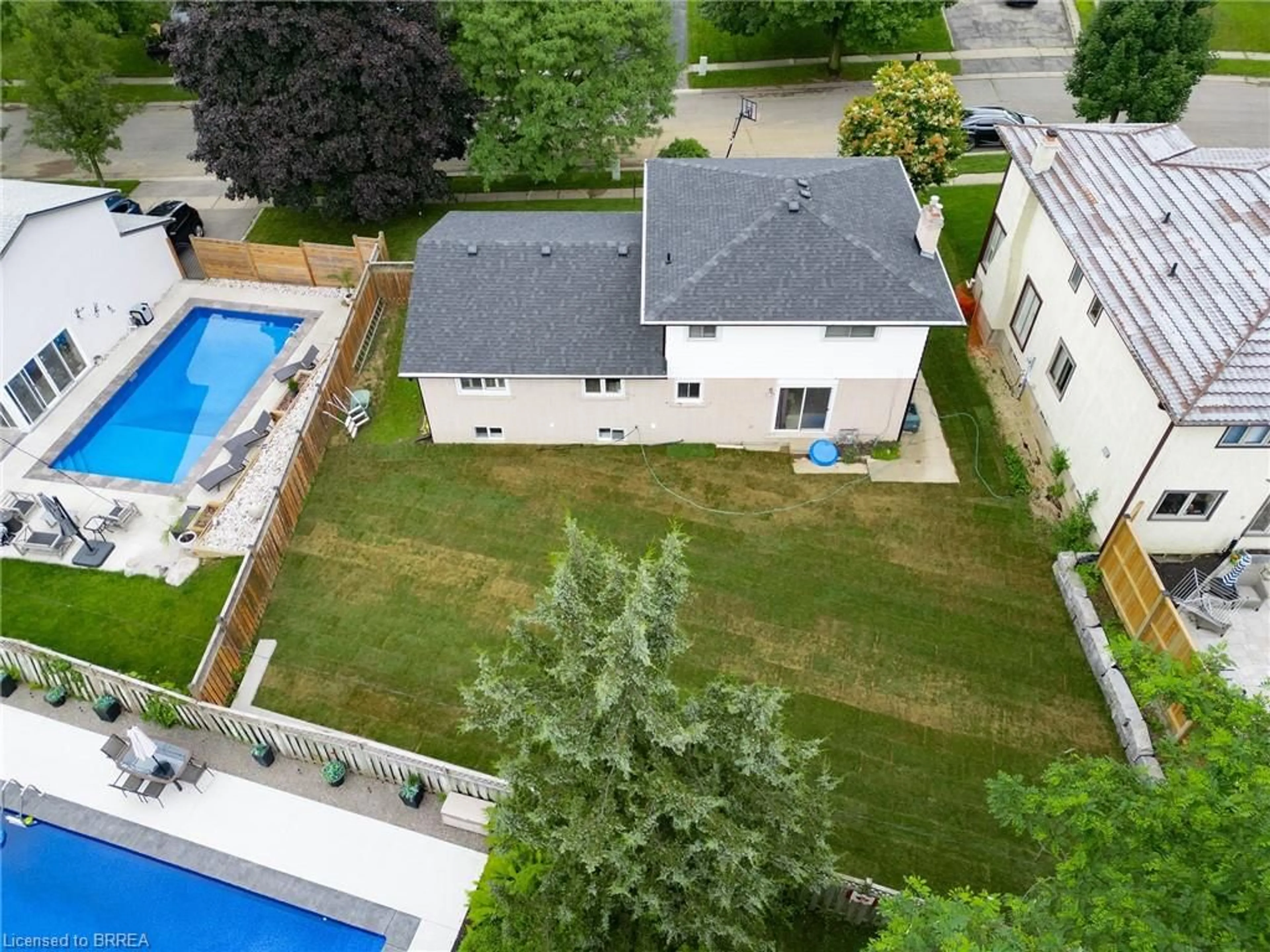 A pic from outside/outdoor area/front of a property/back of a property/a pic from drone, street for 41 Westbrier Knoll, Brantford Ontario N3R 5W2