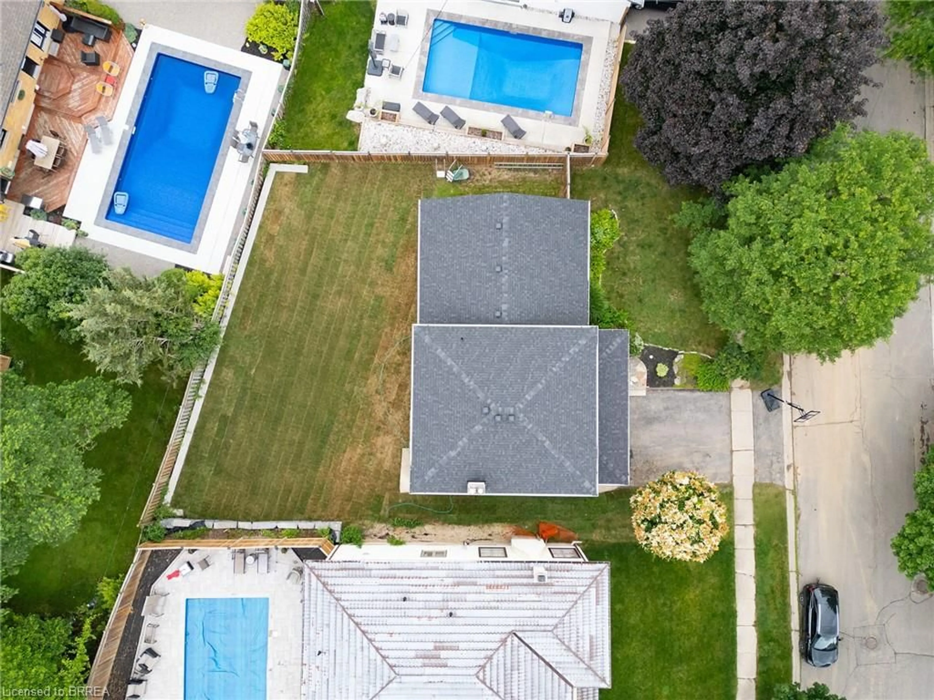 A pic from outside/outdoor area/front of a property/back of a property/a pic from drone, street for 41 Westbrier Knoll, Brantford Ontario N3R 5W2