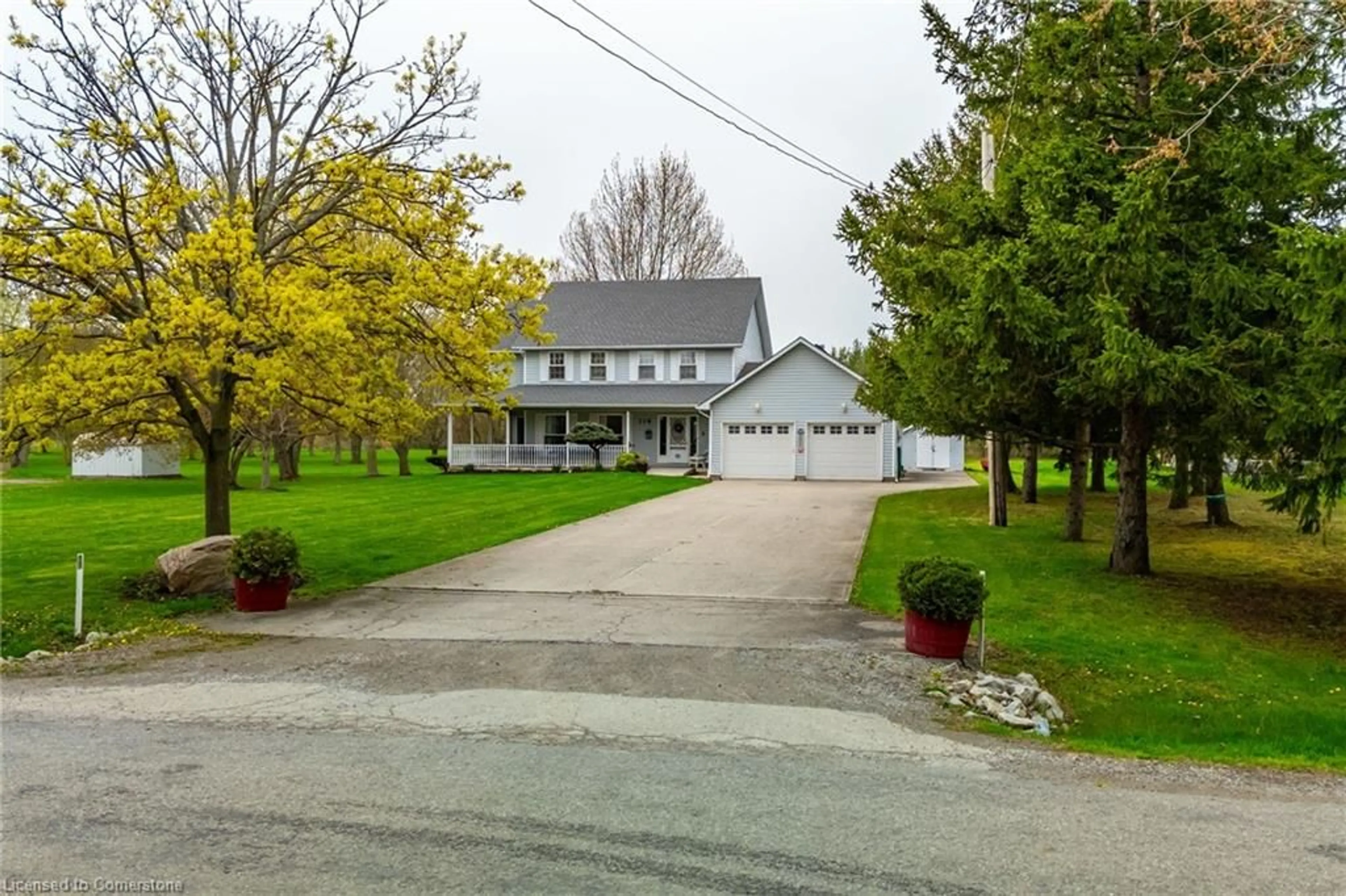 A pic from outside/outdoor area/front of a property/back of a property/a pic from drone, street for 248 Hysert Rd, Grimsby Ontario L3M 4E7