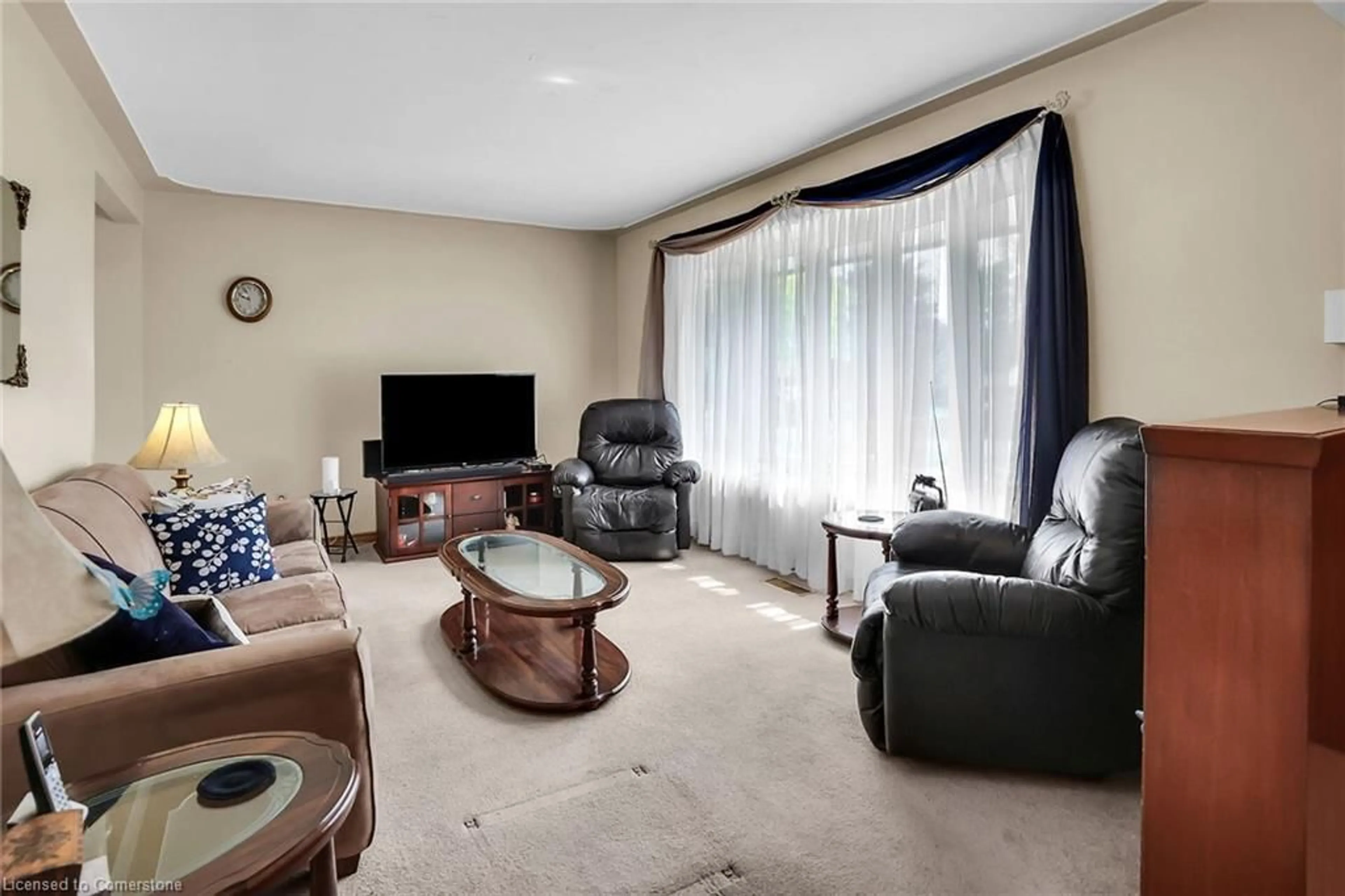 Living room with furniture, unknown for 4088 Barry Dr, Beamsville Ontario L3J 0L2