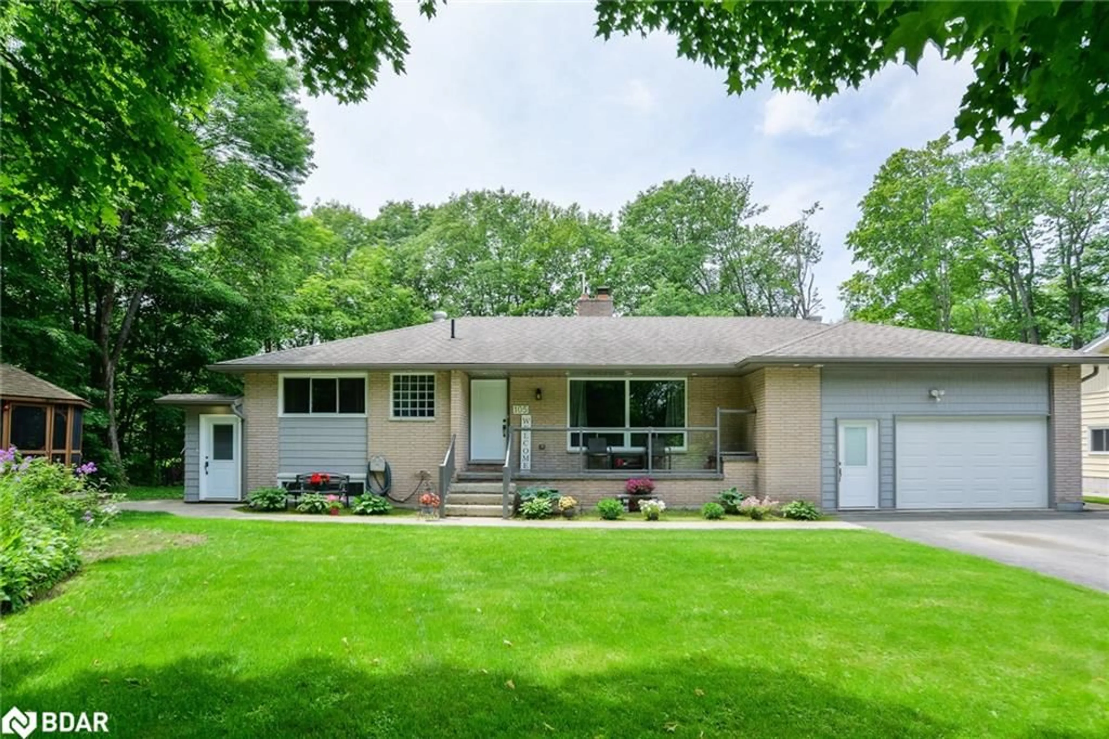 Home with vinyl exterior material, street for 105 Wellington St, Gravenhurst Ontario P1P 1B2