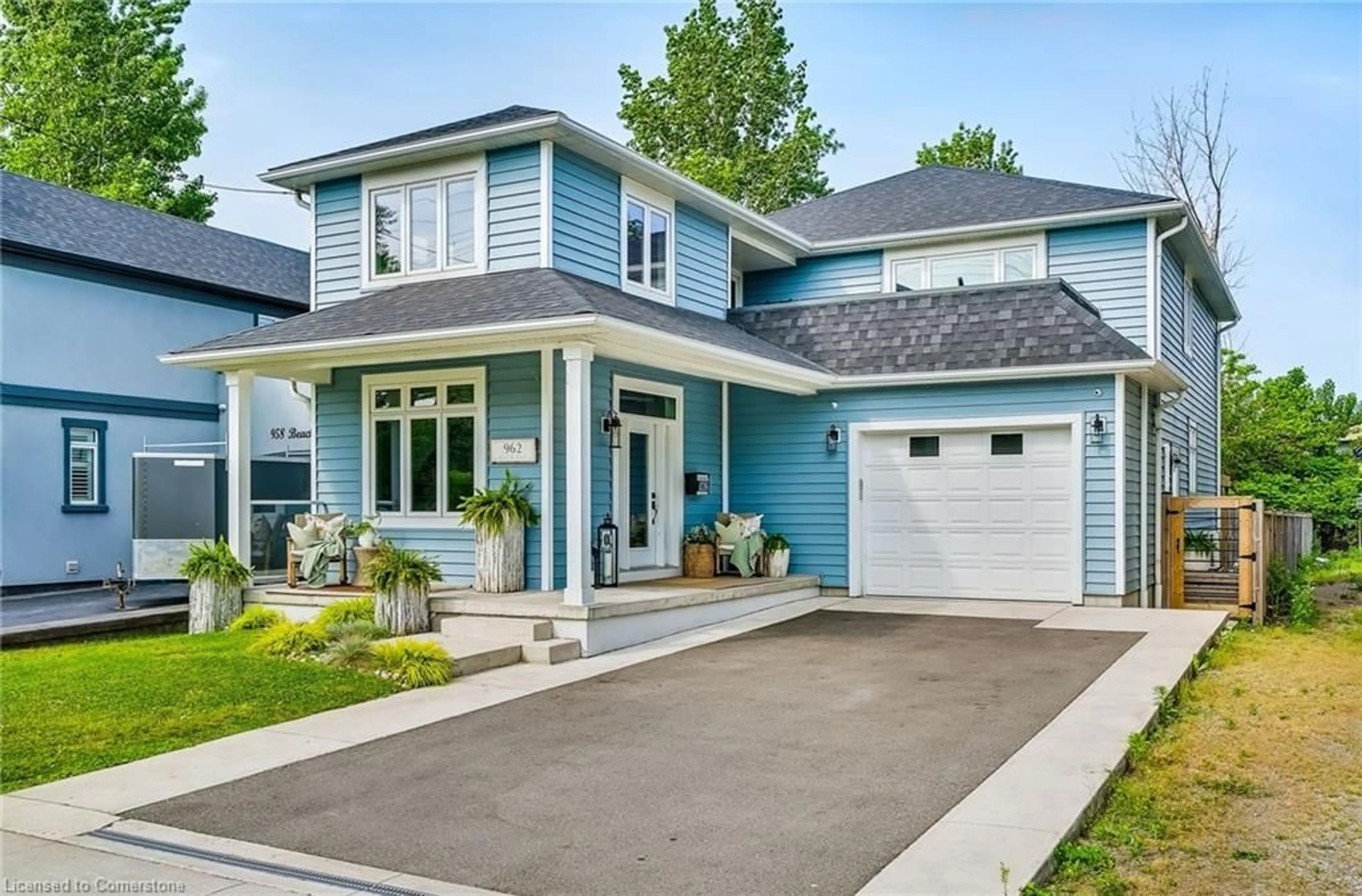 Home with vinyl exterior material, street for 962 Beach Blvd, Hamilton Ontario L8H 6Z4