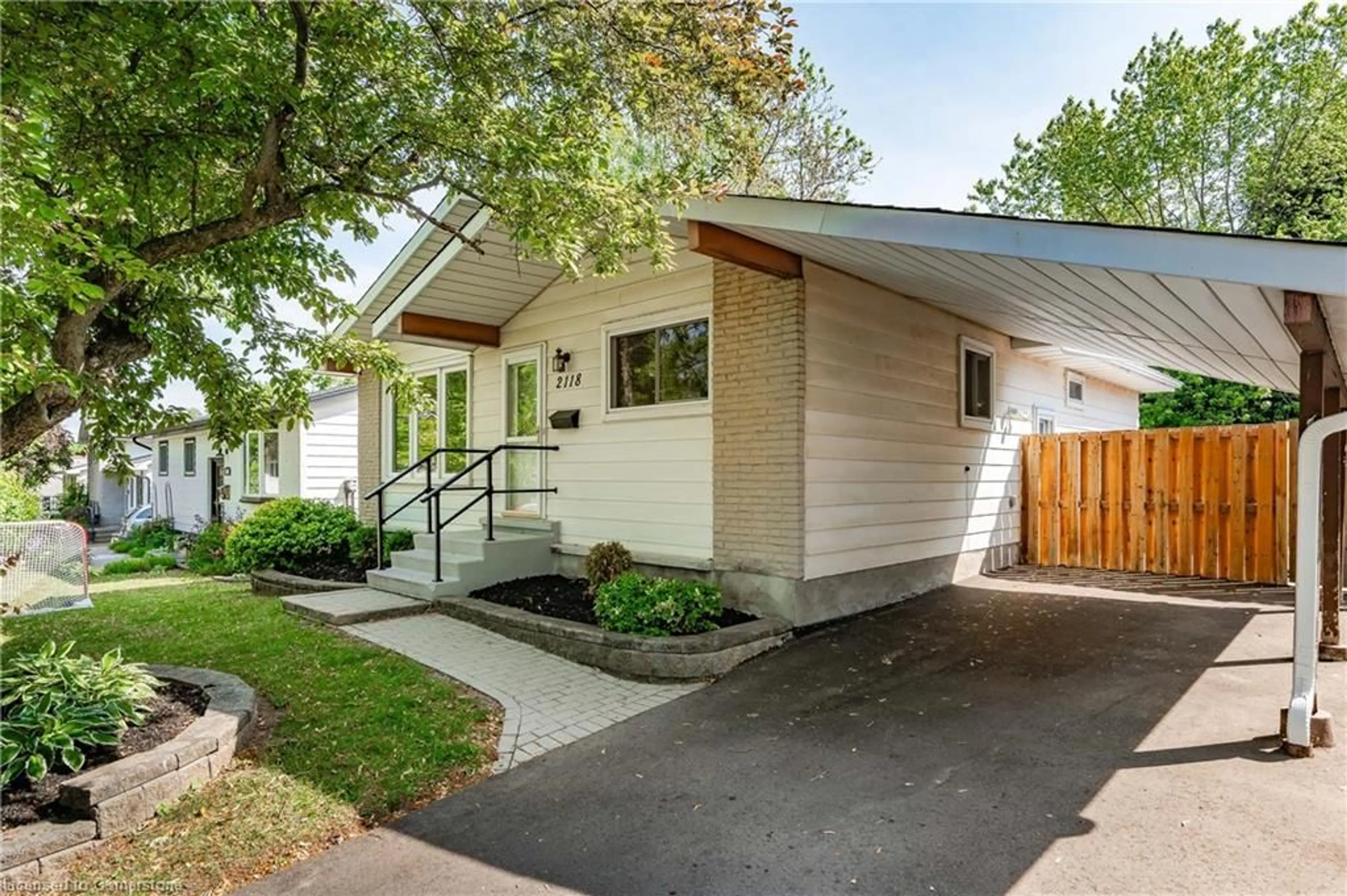 Home with vinyl exterior material, street for 2118 Cavendish Dr, Burlington Ontario L7P 1Z3
