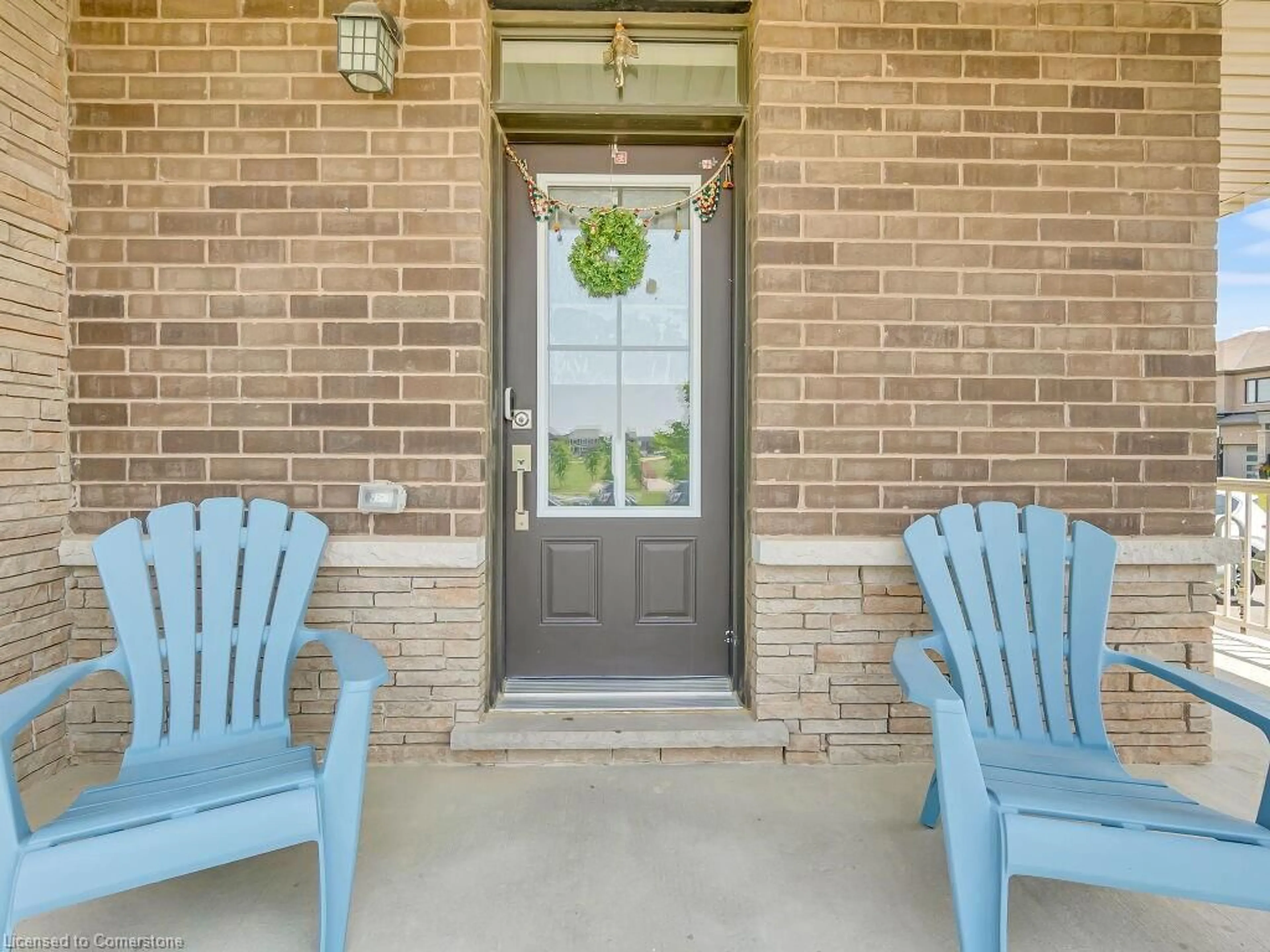 Indoor entryway for 104 Oaktree Dr, Caledonia Ontario N3W 0E5