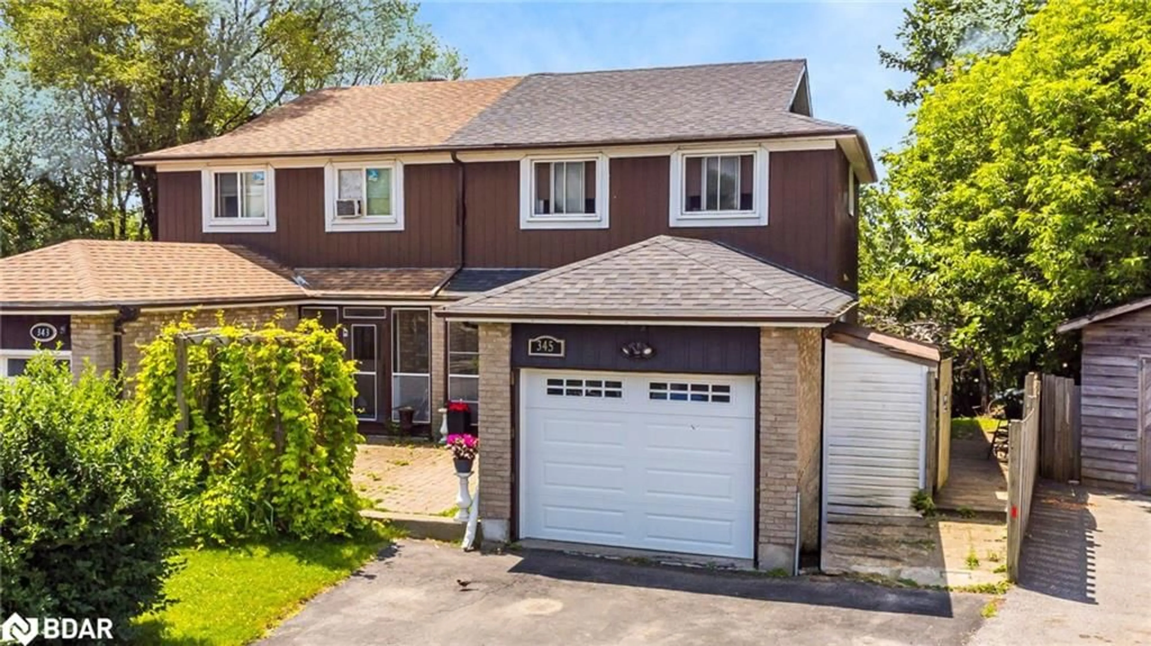 A pic from outside/outdoor area/front of a property/back of a property/a pic from drone, street for 345 Killarney Crt, Oshawa Ontario L1J 6C6