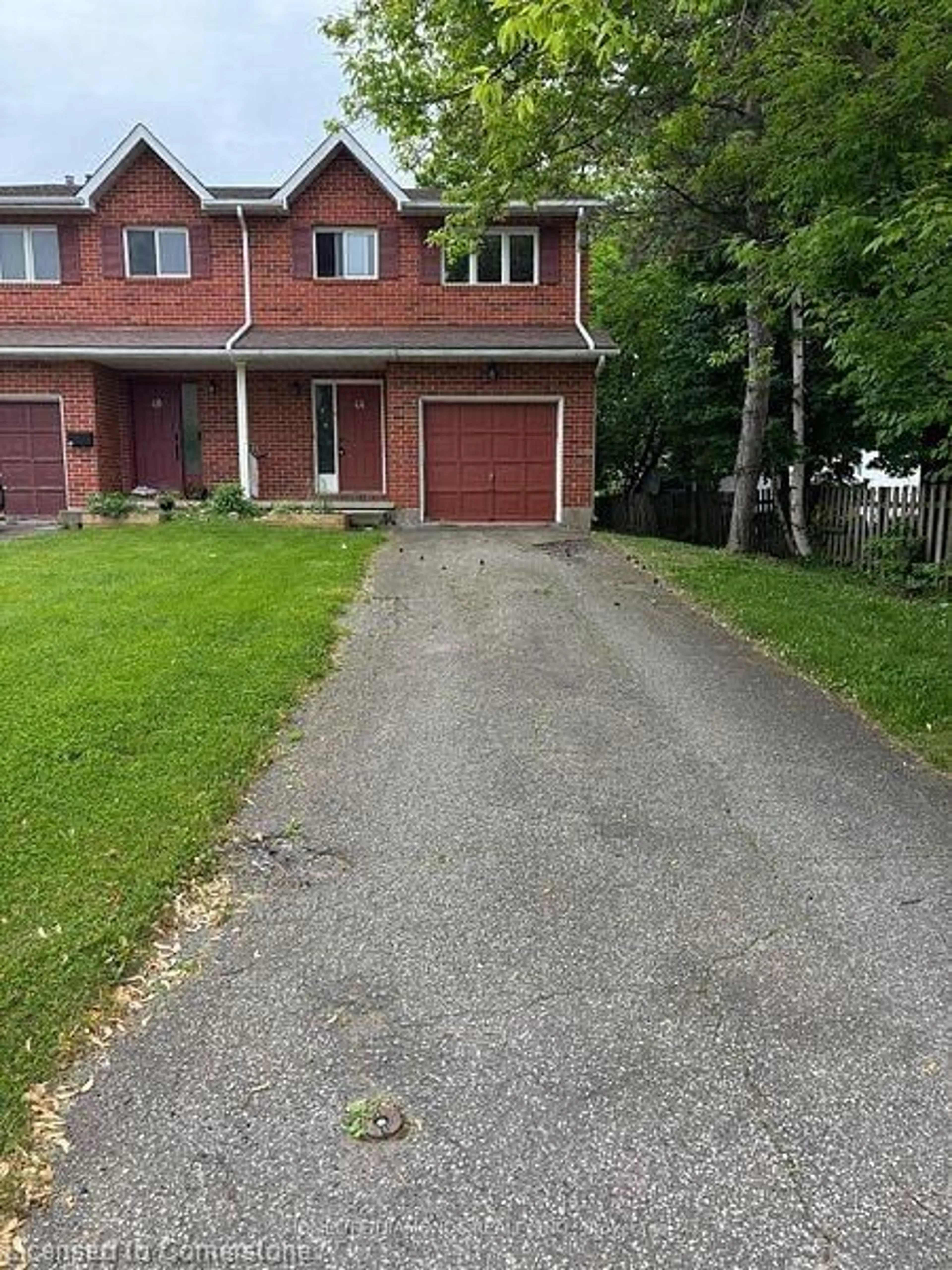 A pic from outside/outdoor area/front of a property/back of a property/a pic from drone, street for 44 Nelson Trail, Welland Ontario L3C 3V4