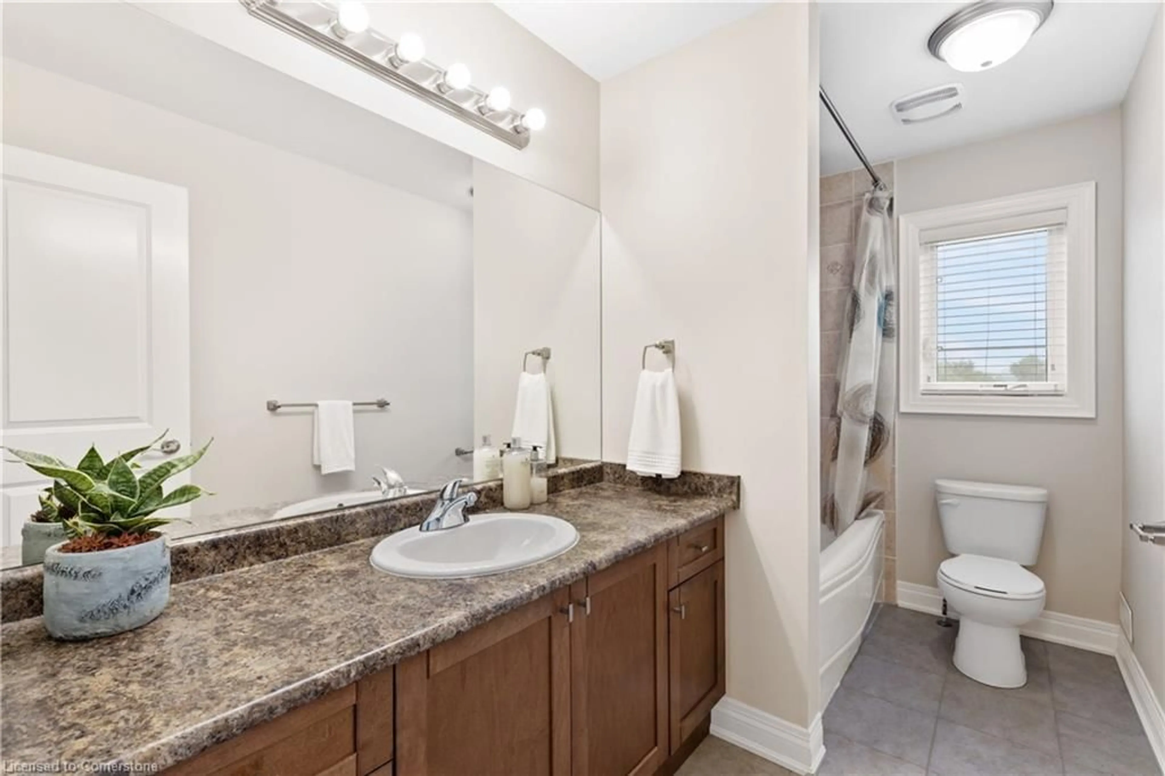 Standard bathroom, ceramic/tile floor for 1668 Metro Rd, Georgina Ontario L0E 1S0