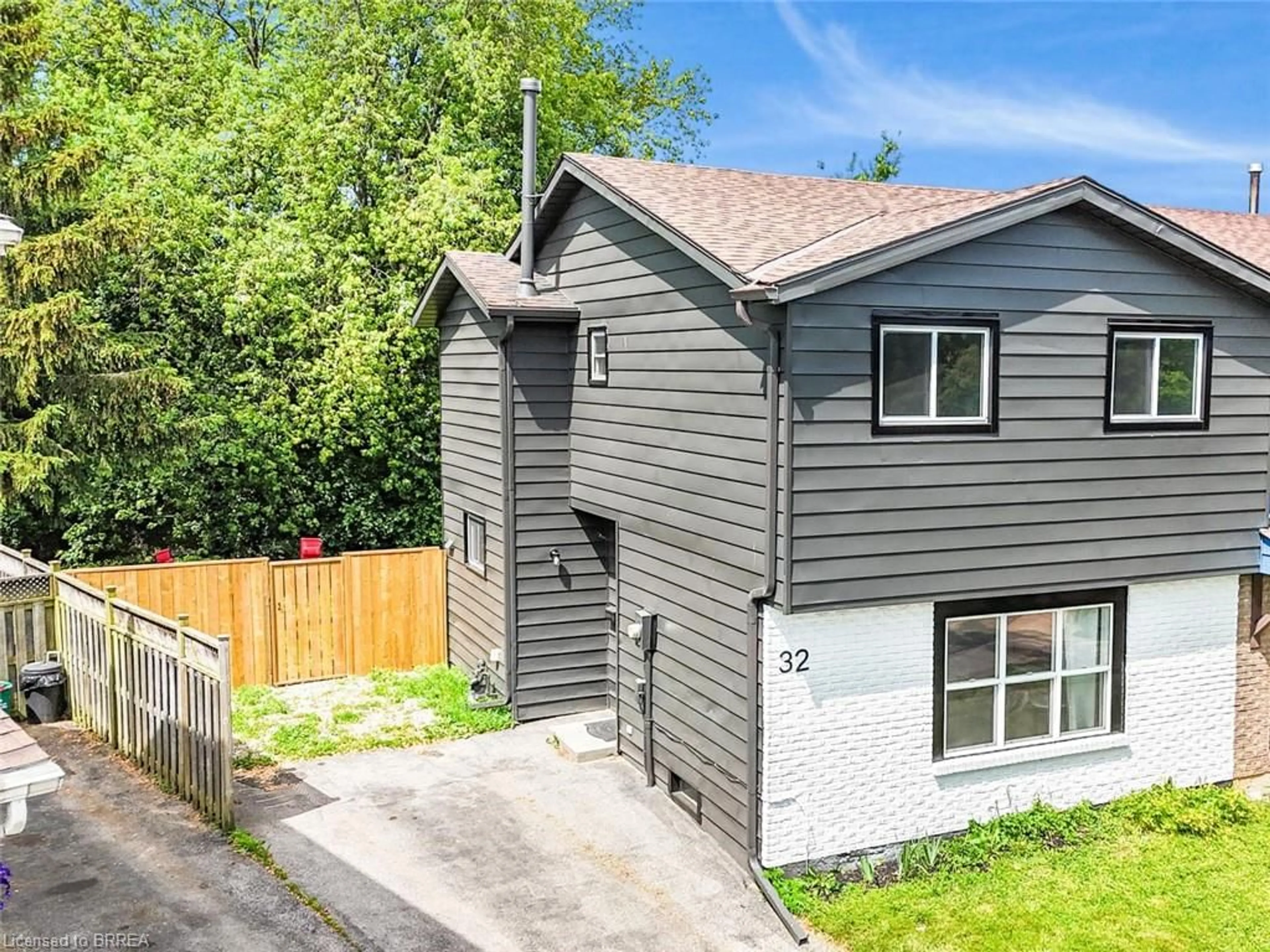 A pic from outside/outdoor area/front of a property/back of a property/a pic from drone, street for 32 Enfield Cres, Brantford Ontario N3P 1B2