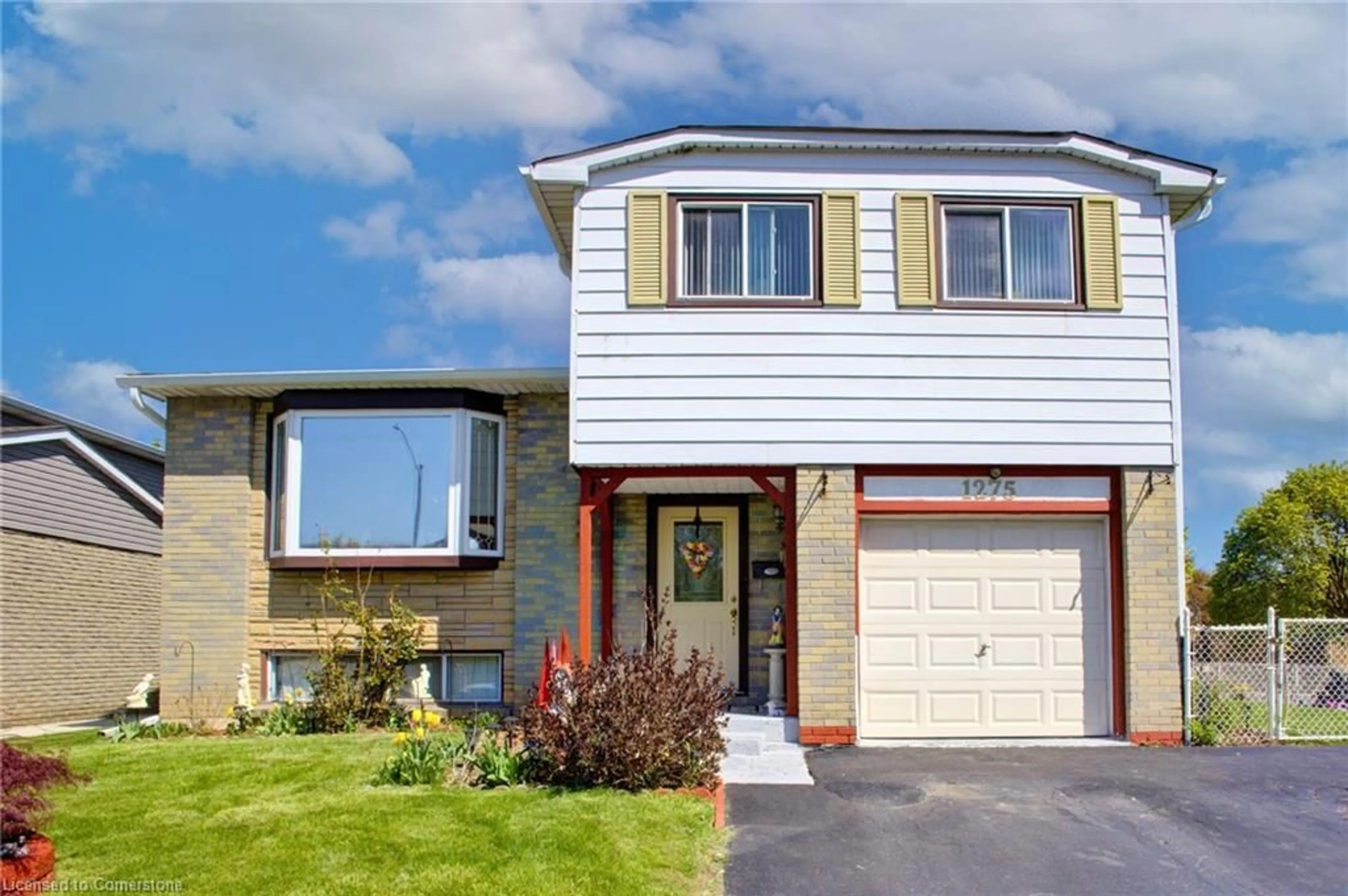 Home with vinyl exterior material, street for 1275 Dunbar Rd, Cambridge Ontario N3H 4Z6