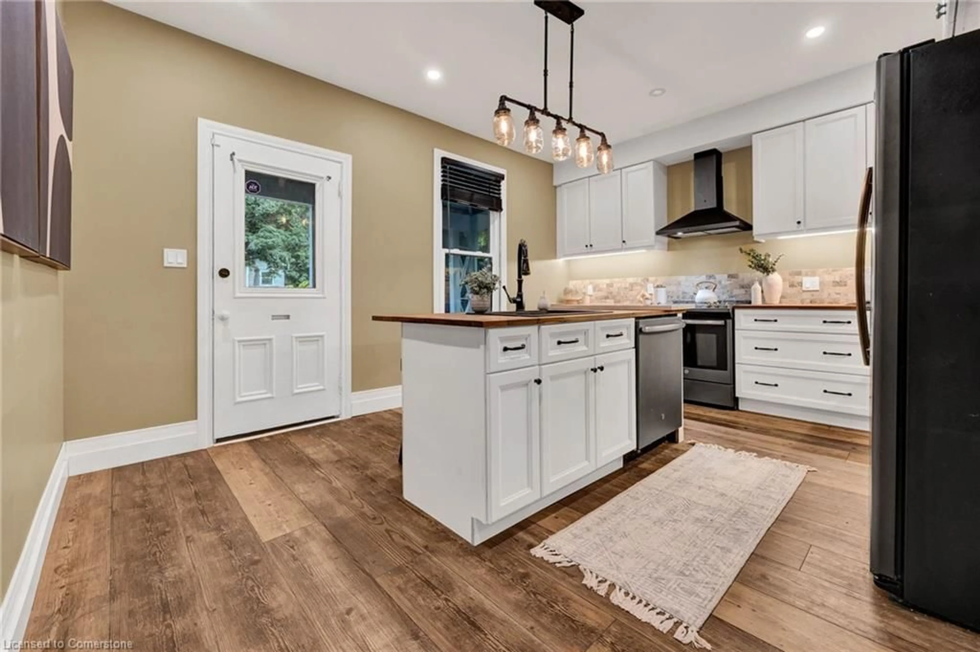 Open concept kitchen, unknown for 115 Cedar St, Cambridge Ontario N1S 1V7