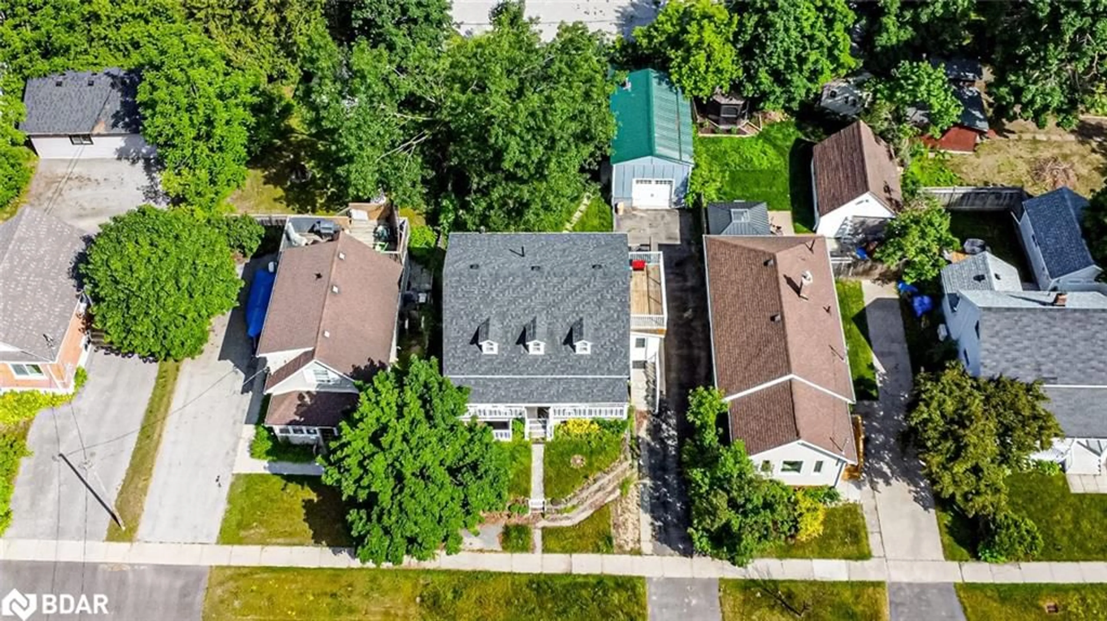A pic from outside/outdoor area/front of a property/back of a property/a pic from drone, street for 8 Dufferin St, Barrie Ontario L4N 2J7