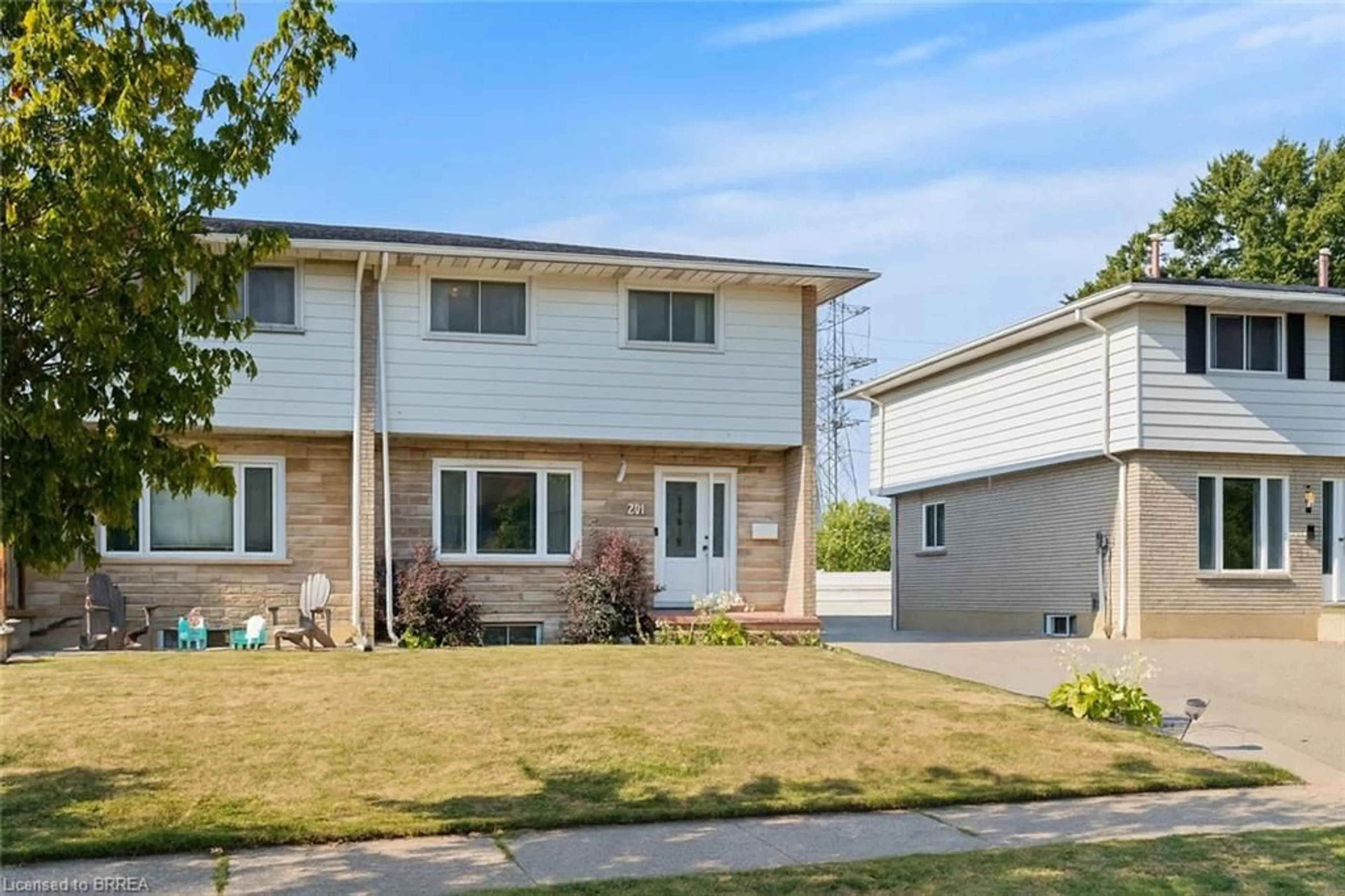 Home with vinyl exterior material, street for 46 Westchester Way, Brantford Ontario N3R 6W6
