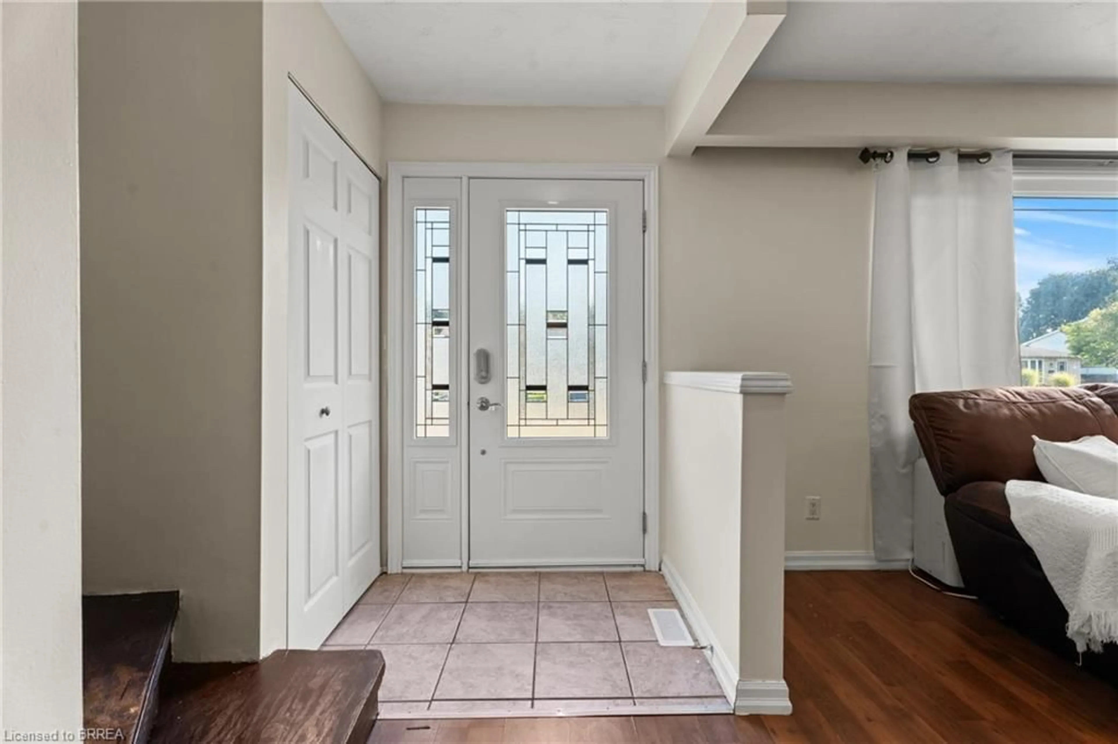 Indoor entryway for 46 Westchester Way, Brantford Ontario N3R 6W6