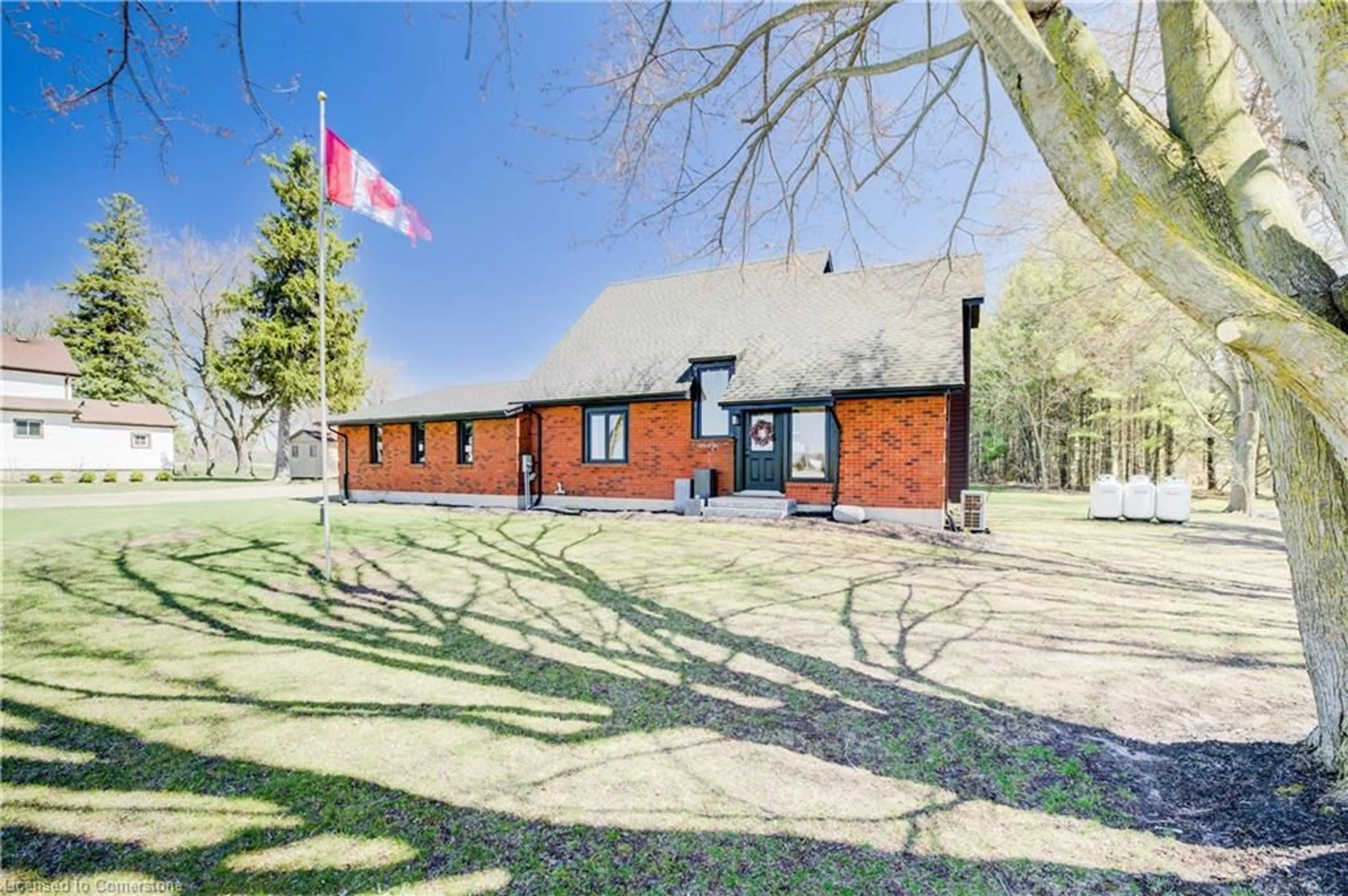 A pic from outside/outdoor area/front of a property/back of a property/a pic from drone, building for 793432 Slant Rd, Norwich Ontario N0J 1P0