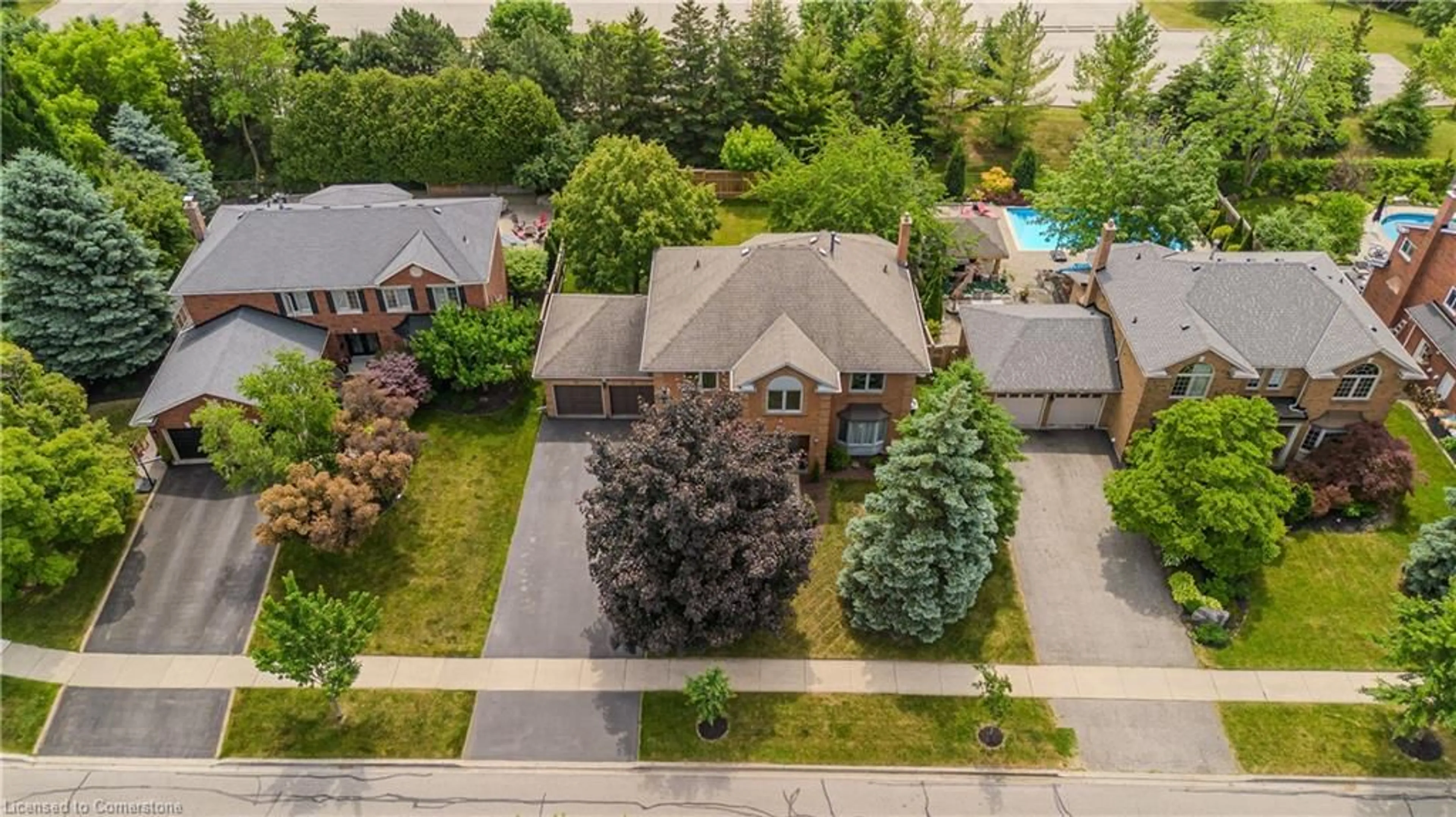 A pic from outside/outdoor area/front of a property/back of a property/a pic from drone, street for 1352 Winterberry Dr, Burlington Ontario L7P 4T8