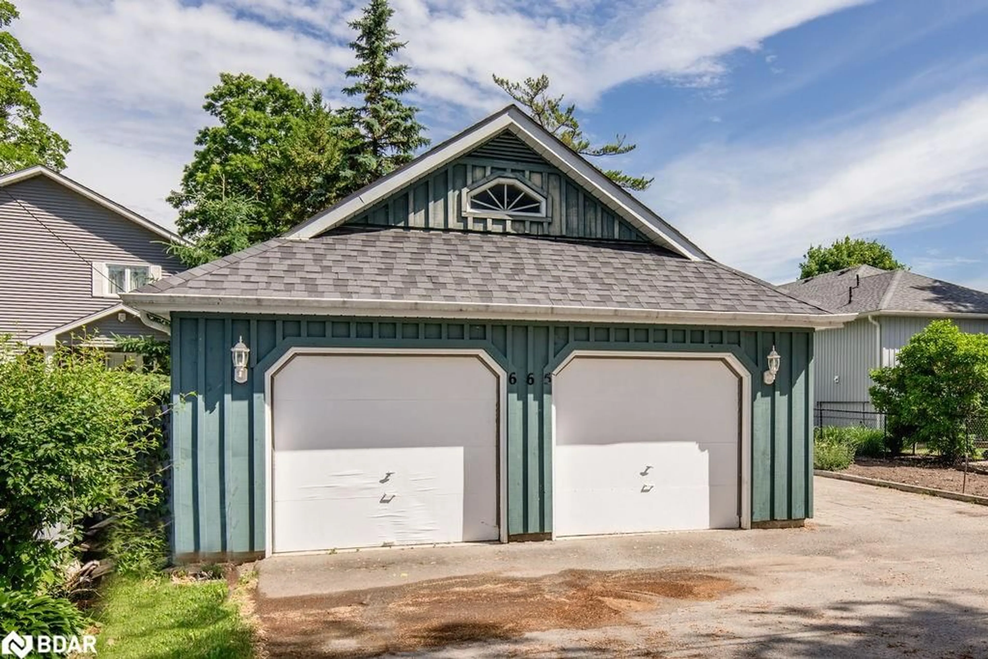 Indoor garage for 665 Lakelands Ave, Innisfil Ontario L9S 4E5