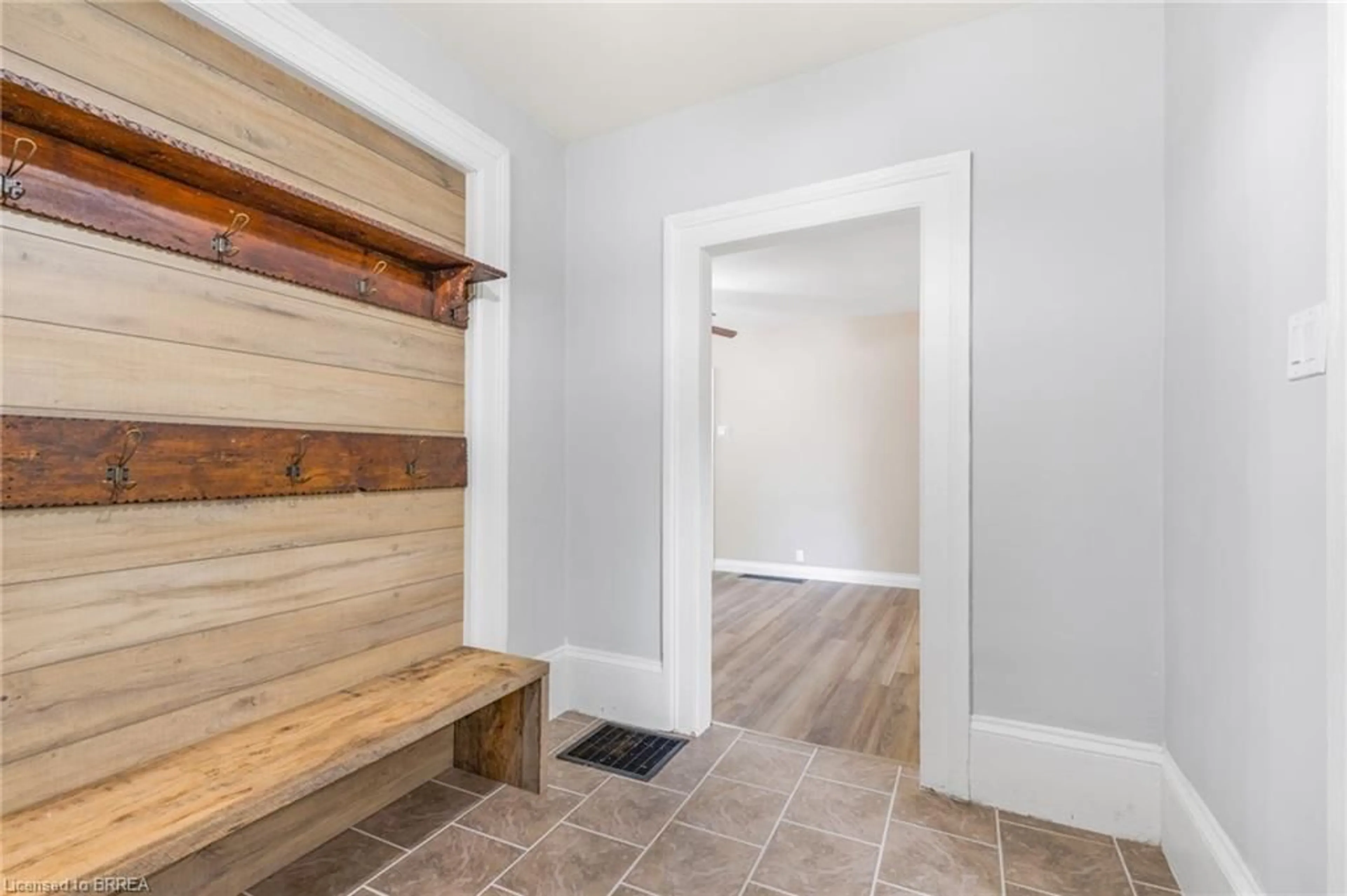 Indoor entryway for 228 Dalhousie St, Brantford Ontario N3S 3T9