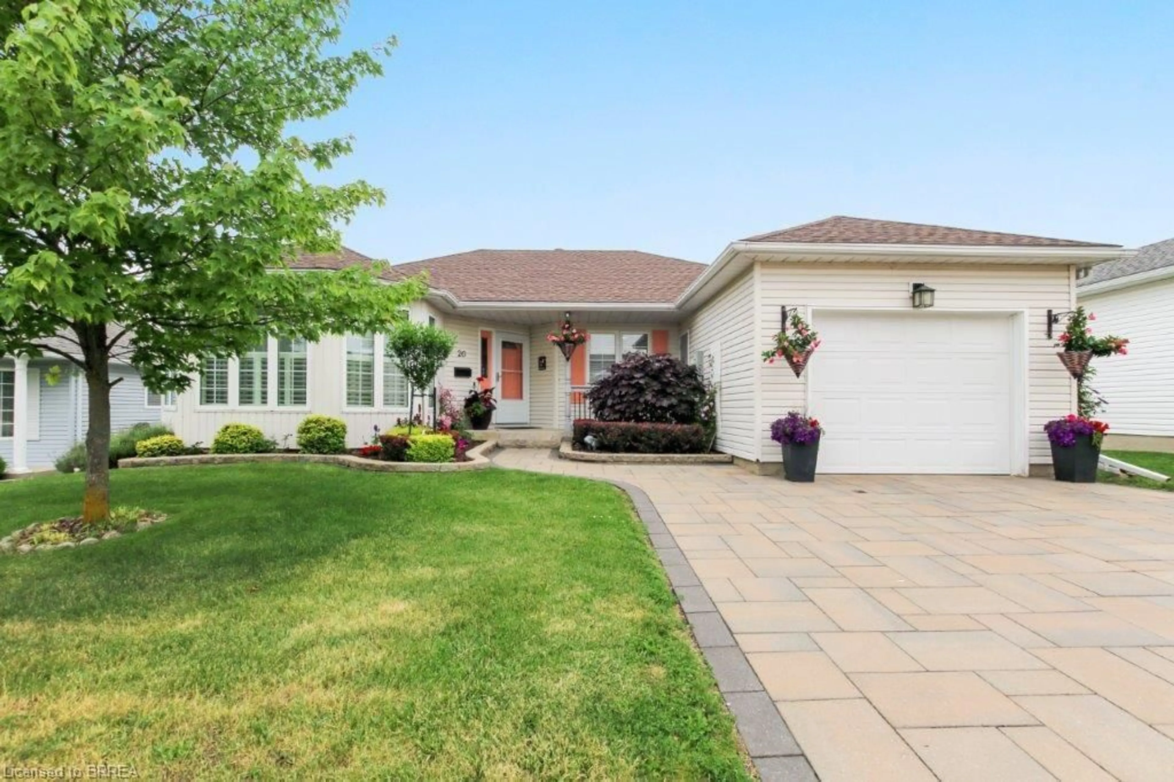 Home with vinyl exterior material, street for 20 East Morningside Cir, New Hamburg Ontario N0B 2G0
