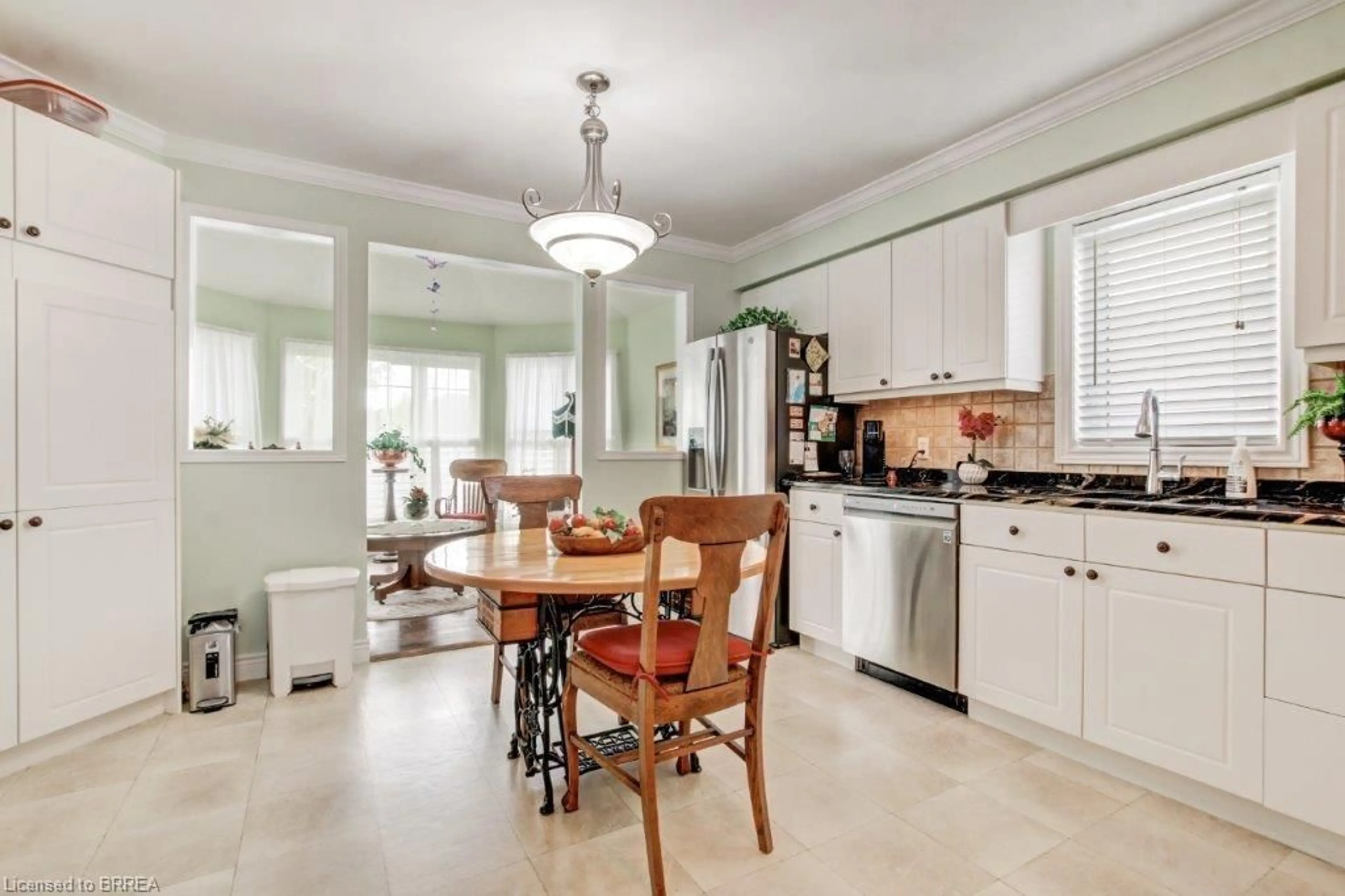 Open concept kitchen, ceramic/tile floor for 20 East Morningside Cir, New Hamburg Ontario N0B 2G0