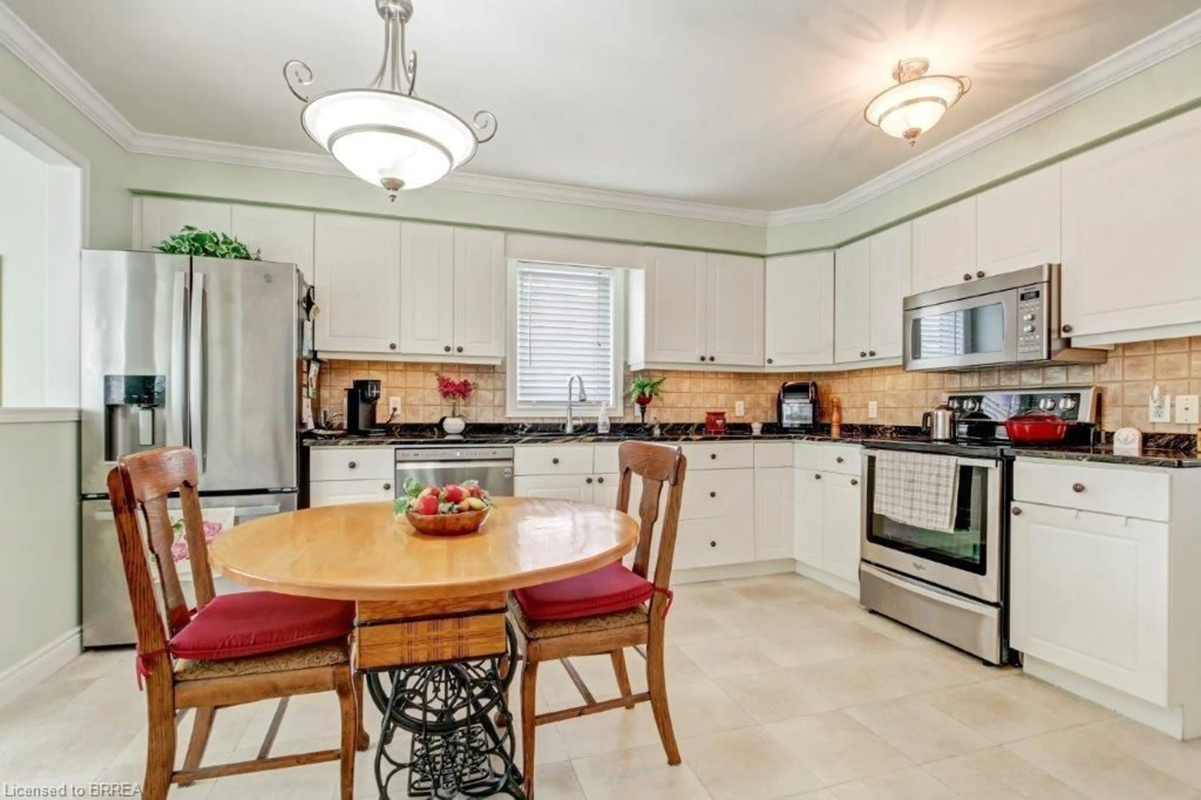 Open concept kitchen, ceramic/tile floor for 20 East Morningside Cir, New Hamburg Ontario N0B 2G0