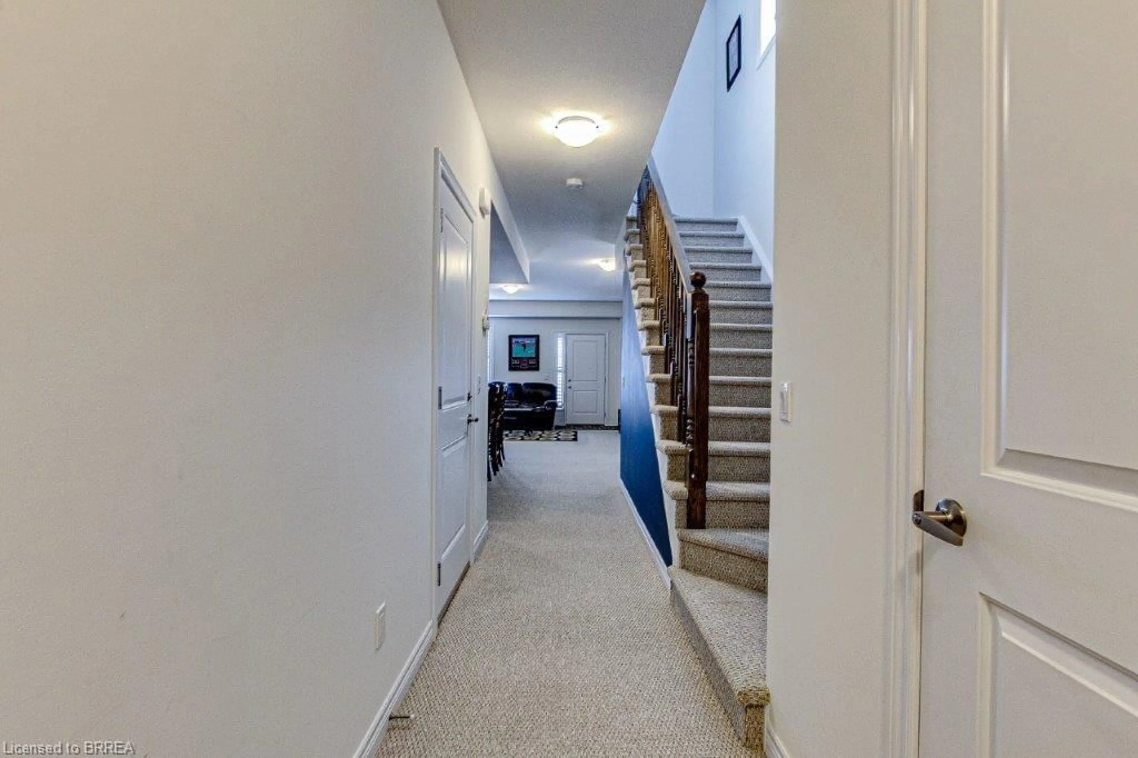 Indoor foyer for 77 Diana Ave #74, Brantford Ontario N3T 0R6