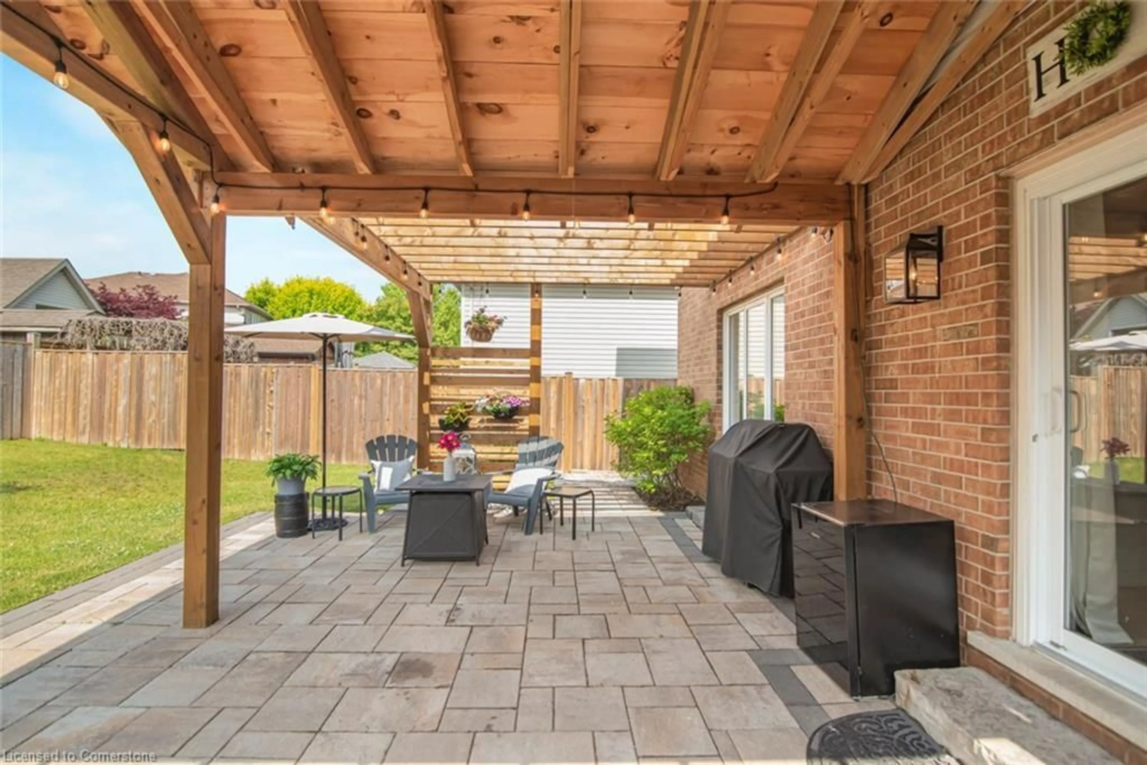 Patio, street for 31 Griffith Dr, Grimsby Ontario L3M 5L2
