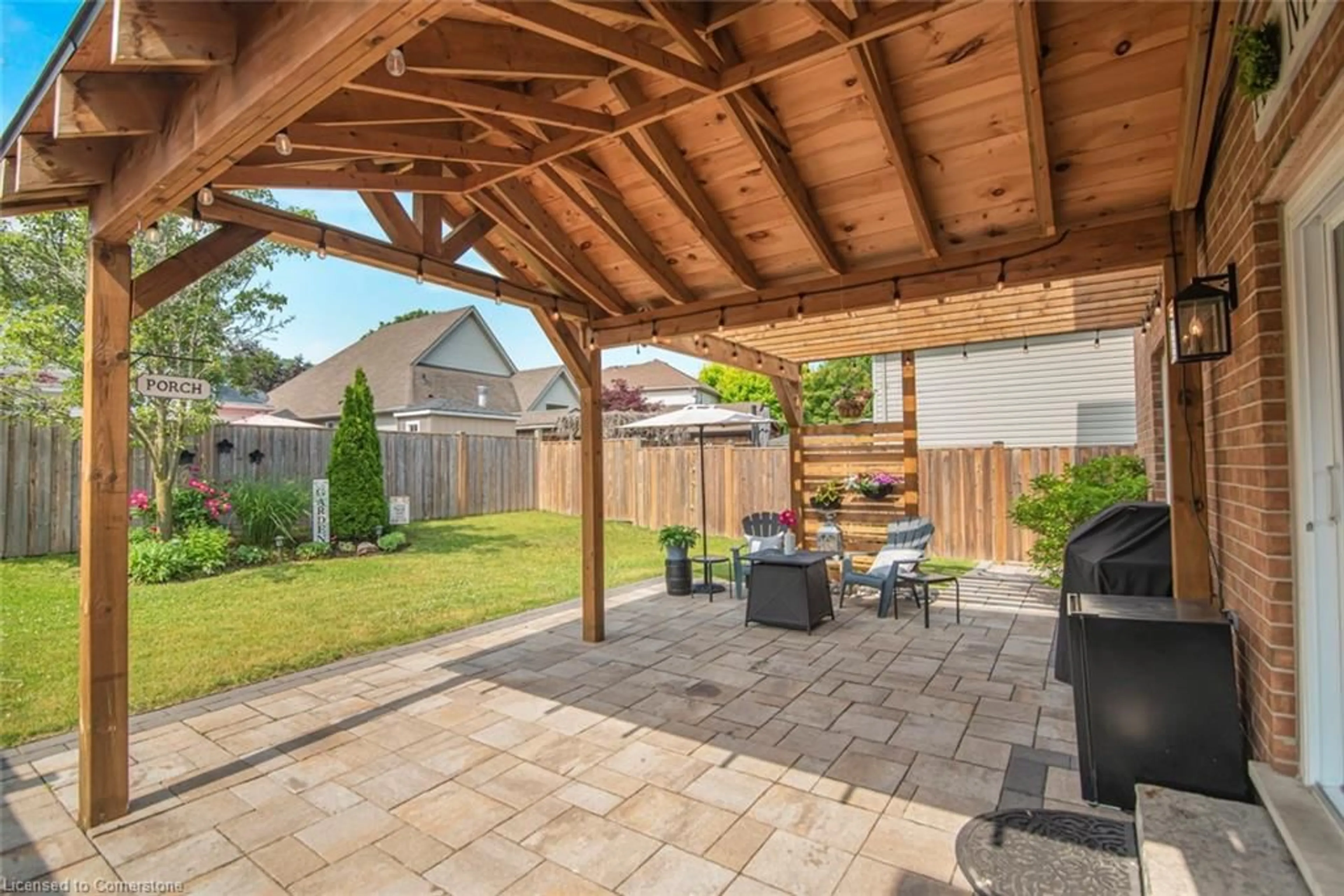 Patio, street for 31 Griffith Dr, Grimsby Ontario L3M 5L2