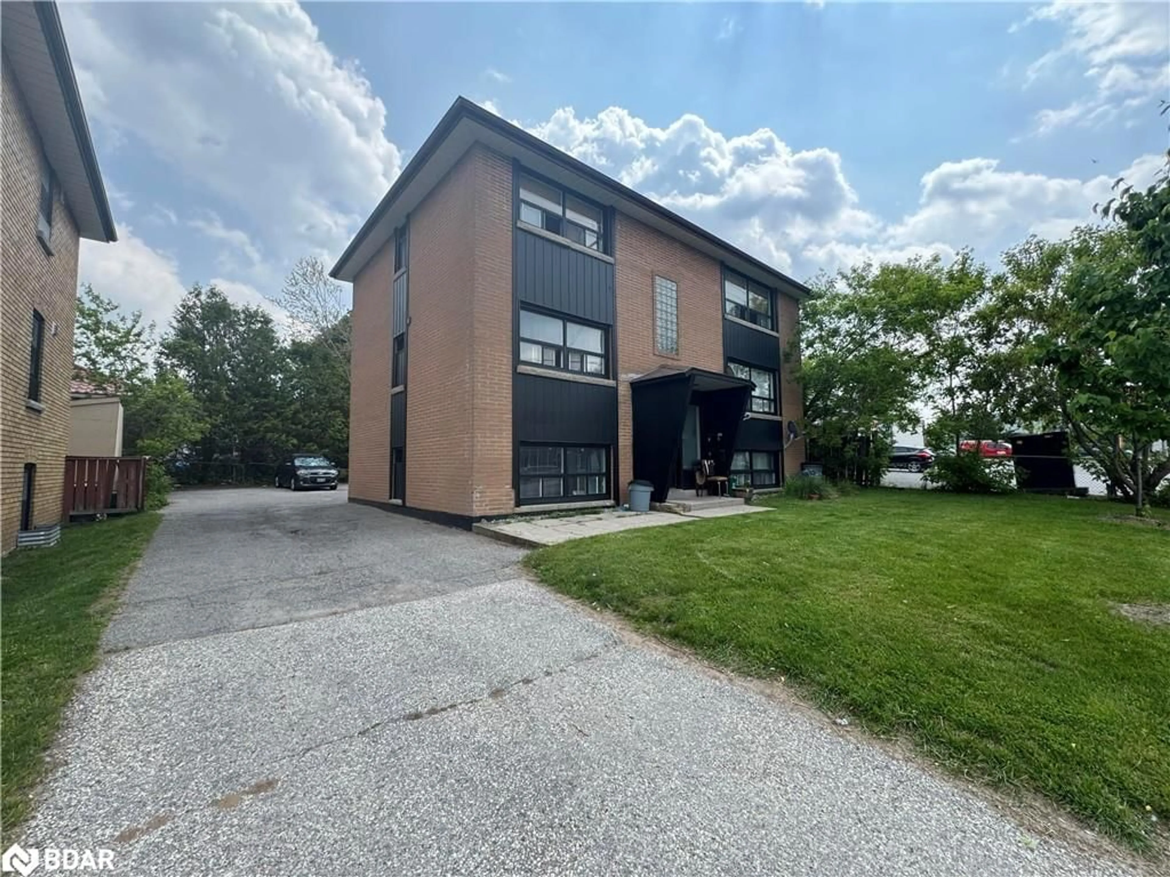 Unknown for 153 St Vincent St, Barrie Ontario L4M 3Y9
