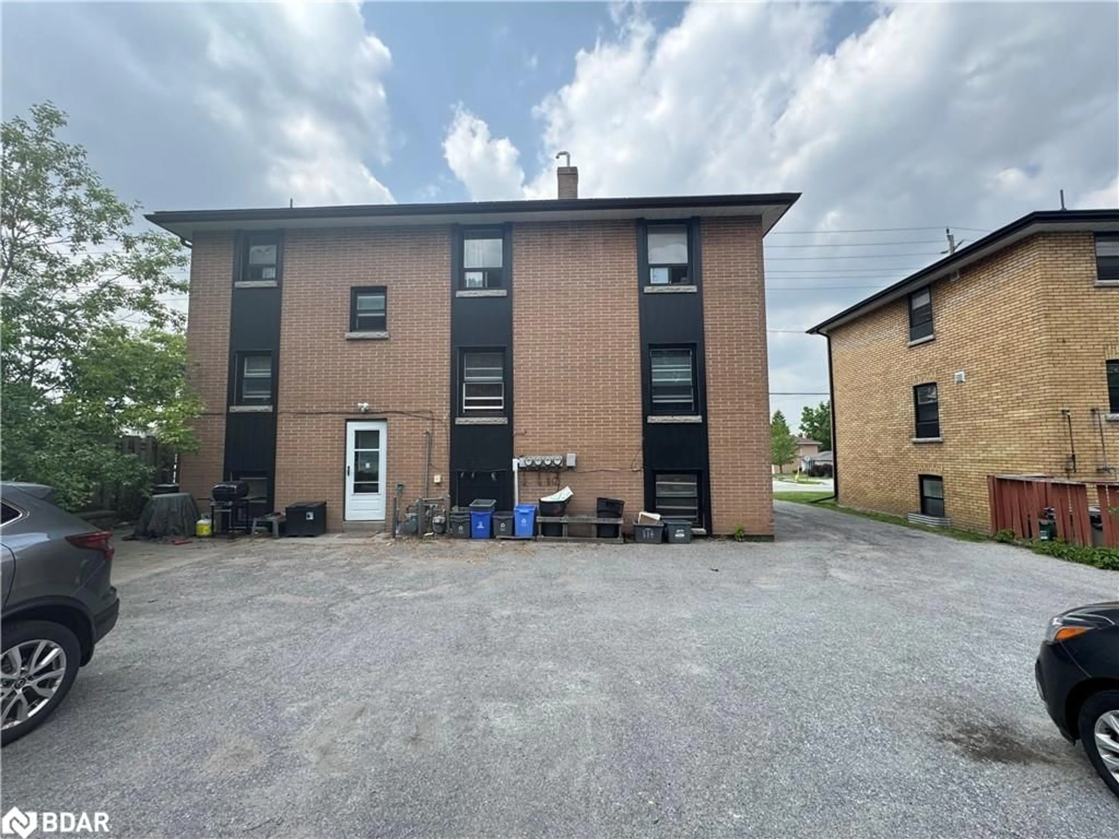 A pic from outside/outdoor area/front of a property/back of a property/a pic from drone, building for 153 St Vincent St, Barrie Ontario L4M 3Y9