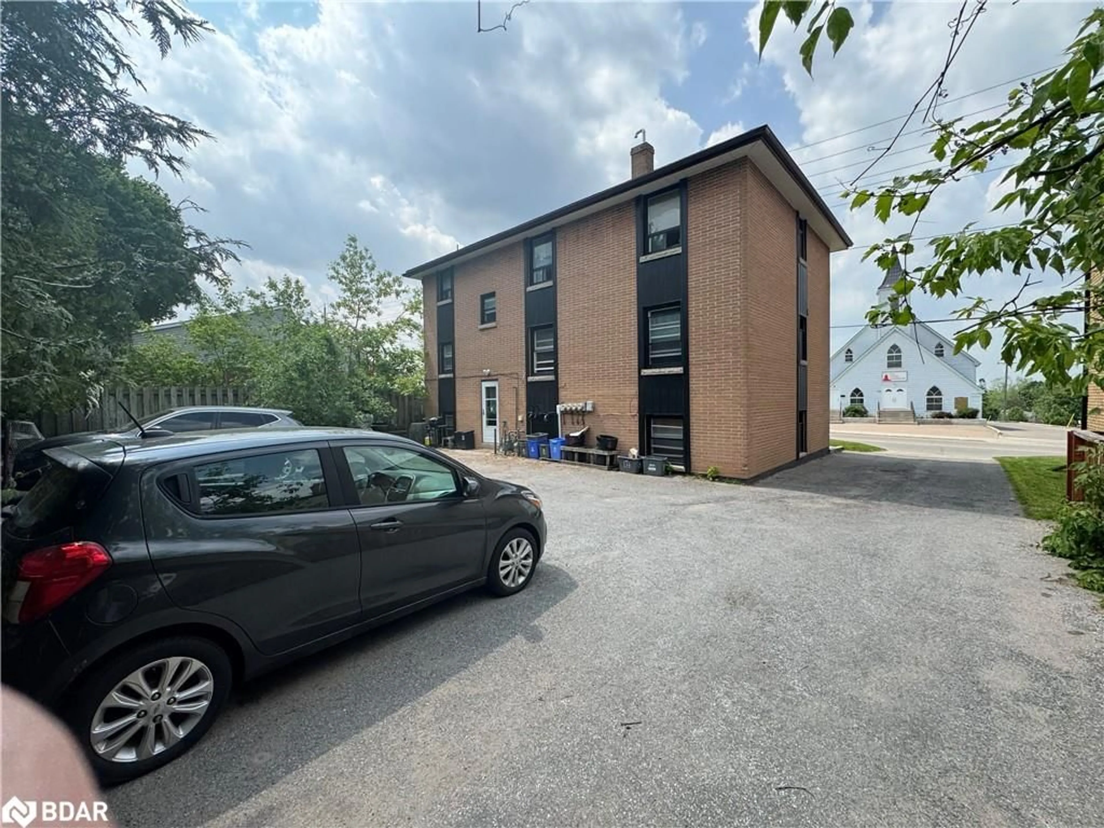 A pic from outside/outdoor area/front of a property/back of a property/a pic from drone, building for 153 St Vincent St, Barrie Ontario L4M 3Y9