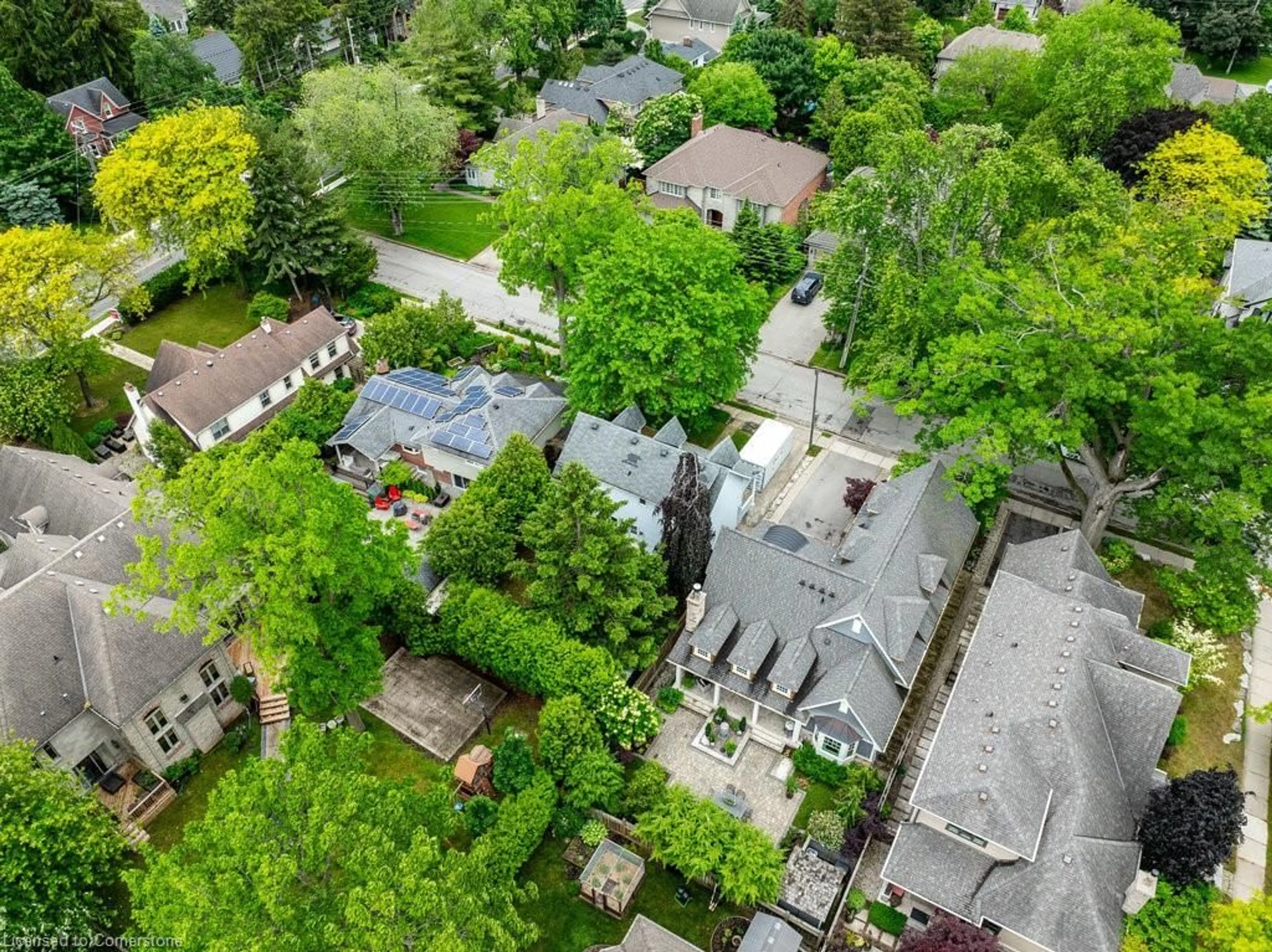 A pic from outside/outdoor area/front of a property/back of a property/a pic from drone, street for 199 Pine Cove Rd, Burlington Ontario L7N 1W1