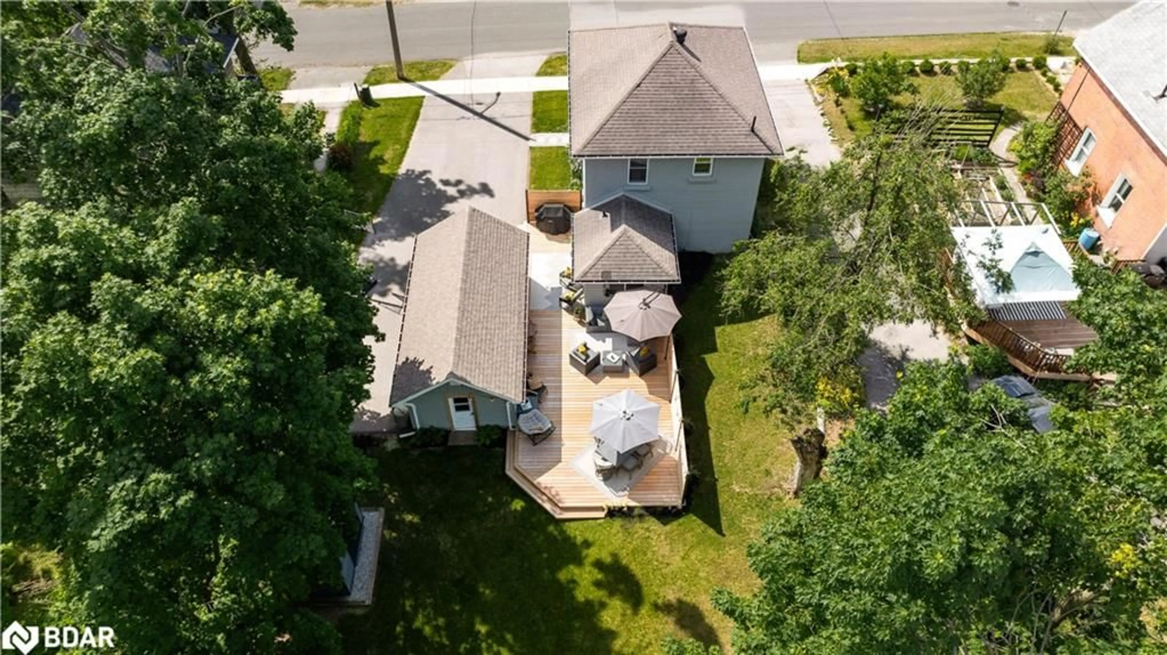 A pic from outside/outdoor area/front of a property/back of a property/a pic from drone, street for 268 John St, Orillia Ontario L3V 3H9