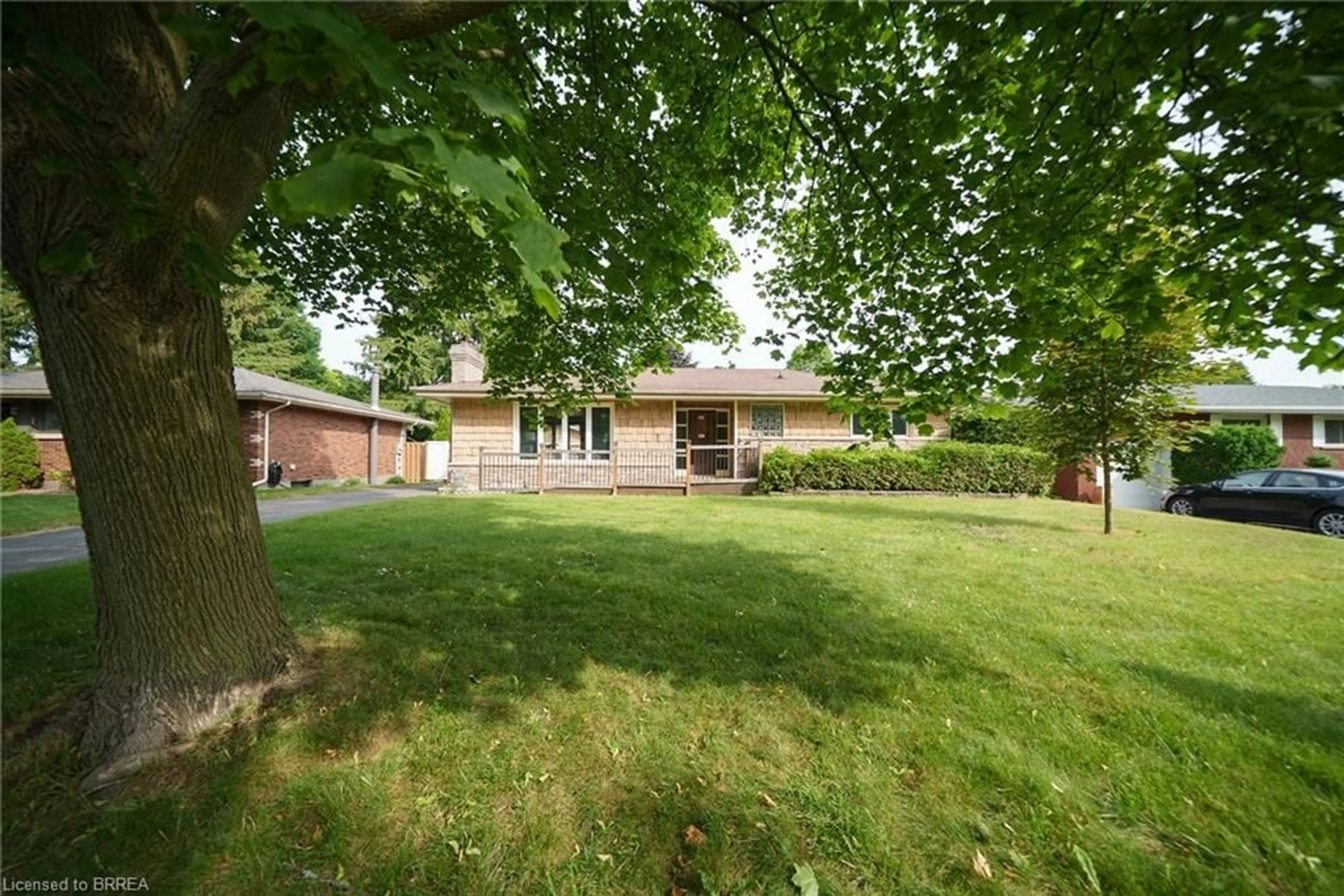 A pic from outside/outdoor area/front of a property/back of a property/a pic from drone, unknown for 86 Forsythe Ave, Brantford Ontario N3R 3L6