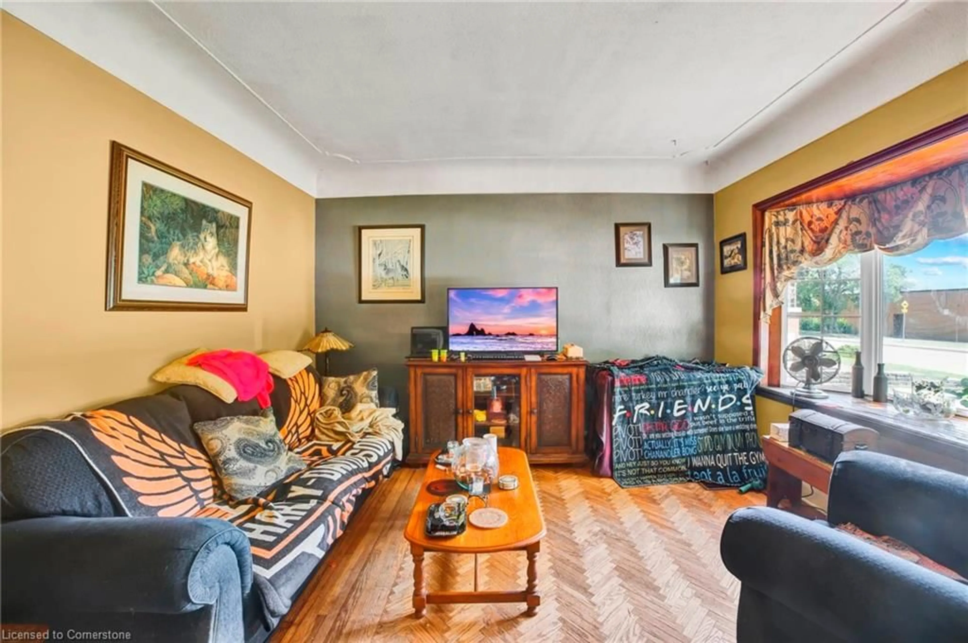 Living room with furniture, unknown for 38 Caledon Ave, Hamilton Ontario L9C 3C6