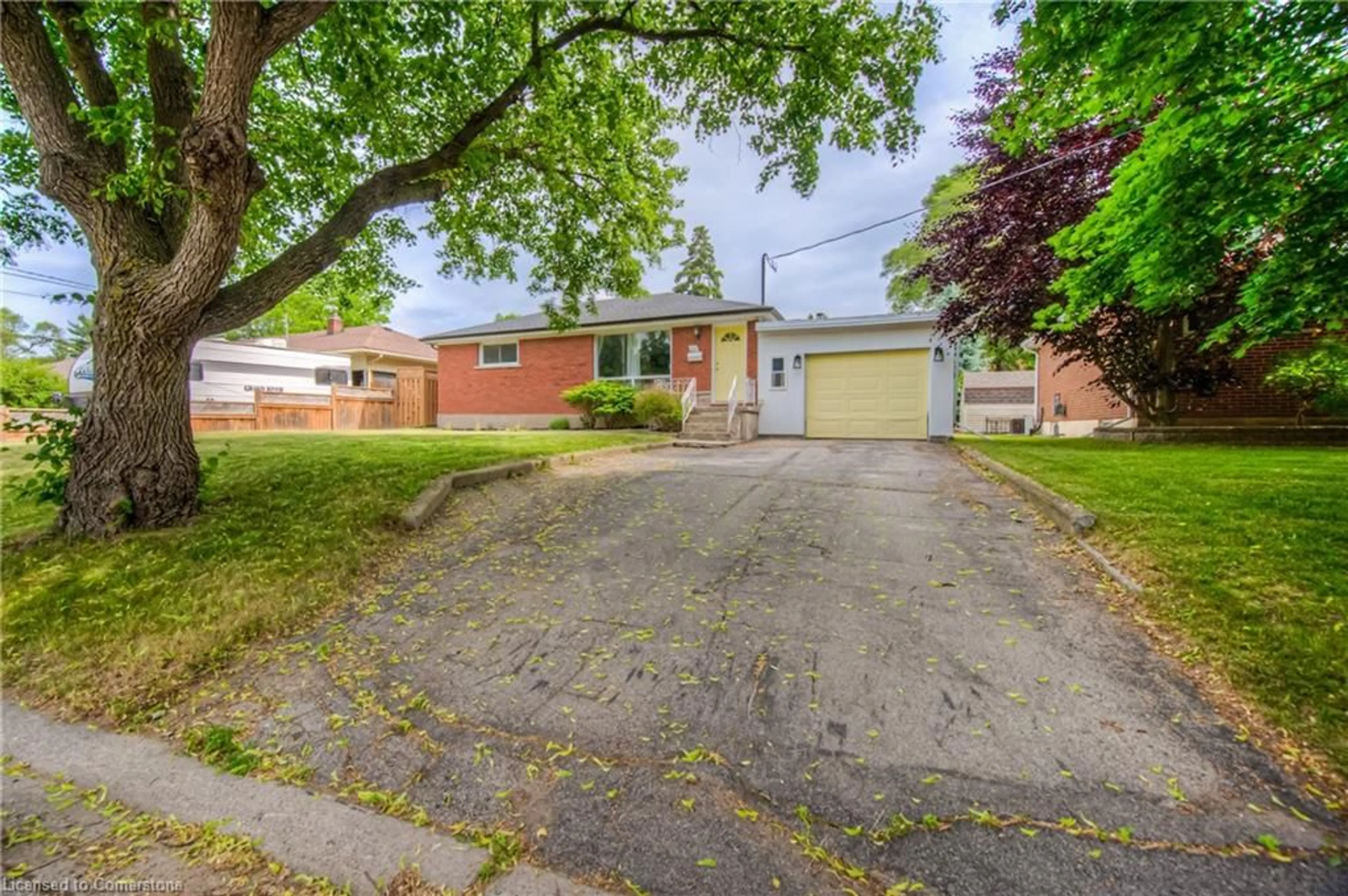 A pic from outside/outdoor area/front of a property/back of a property/a pic from drone, street for 10 Sycamore Dr, Brantford Ontario N3R 2M1