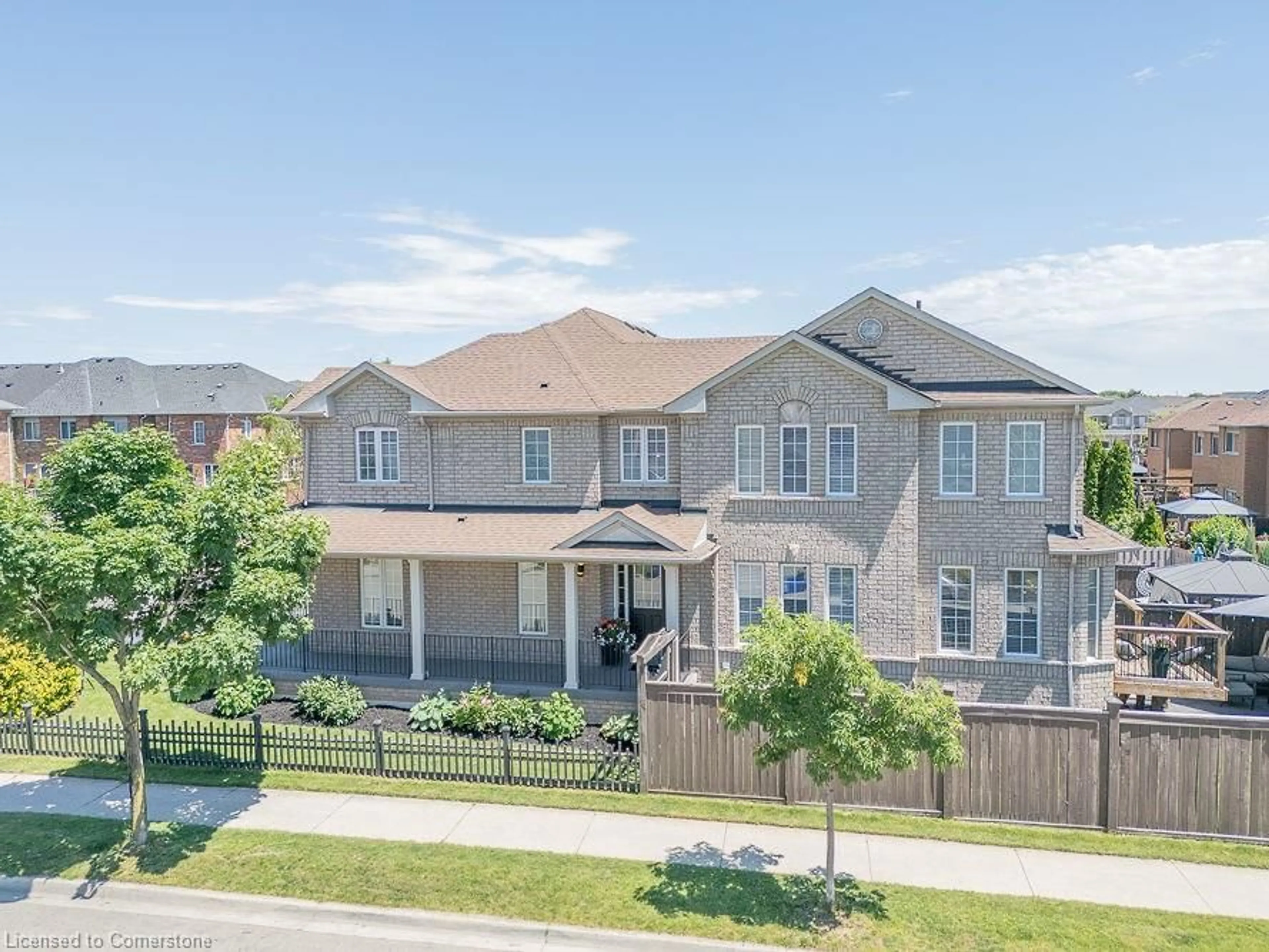 A pic from outside/outdoor area/front of a property/back of a property/a pic from drone, street for 5000 Des Jardines Dr, Burlington Ontario L7L 7L7