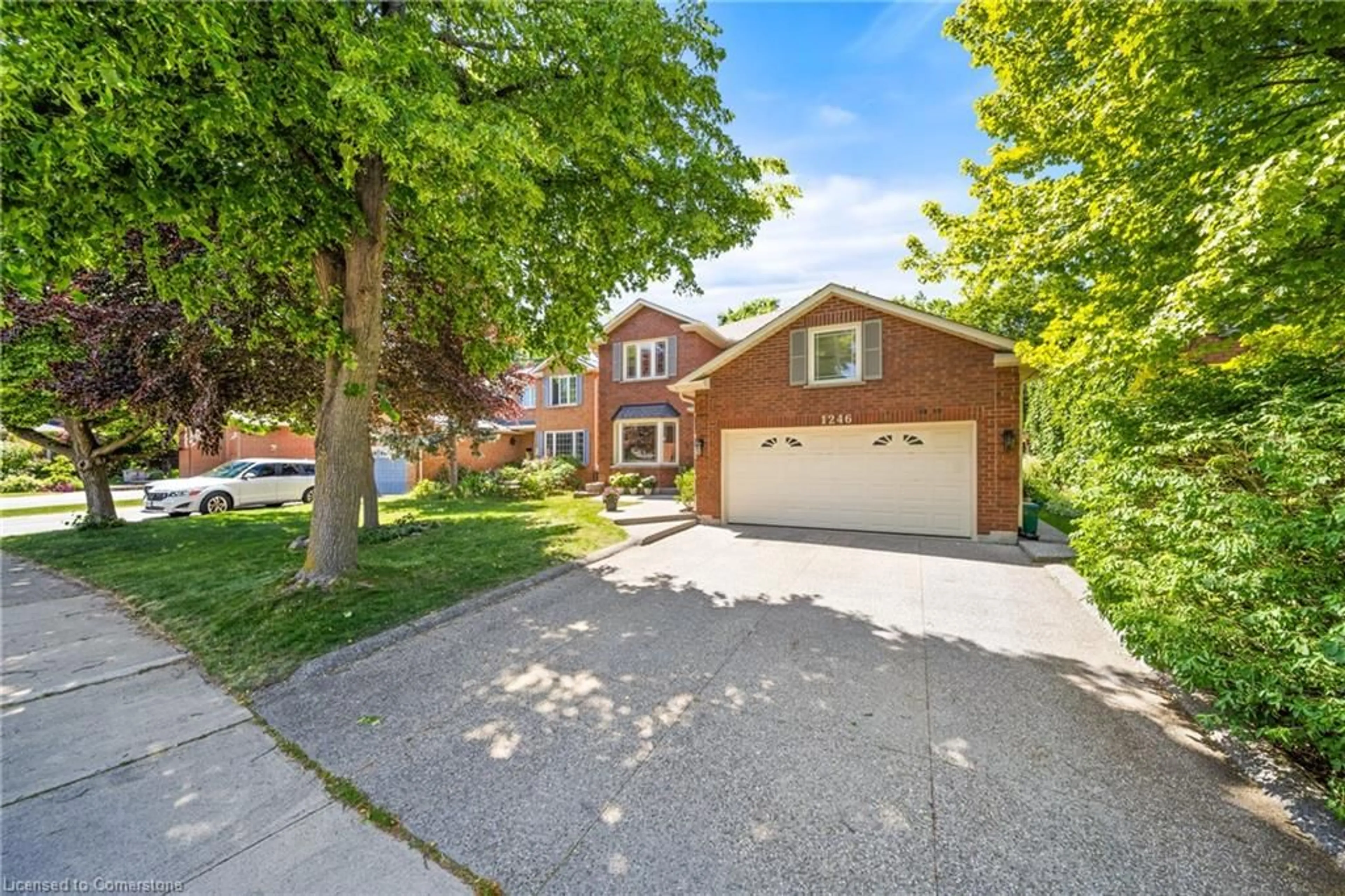 A pic from outside/outdoor area/front of a property/back of a property/a pic from drone, street for 1246 Old Carriage Way, Oakville Ontario L6M 2E4