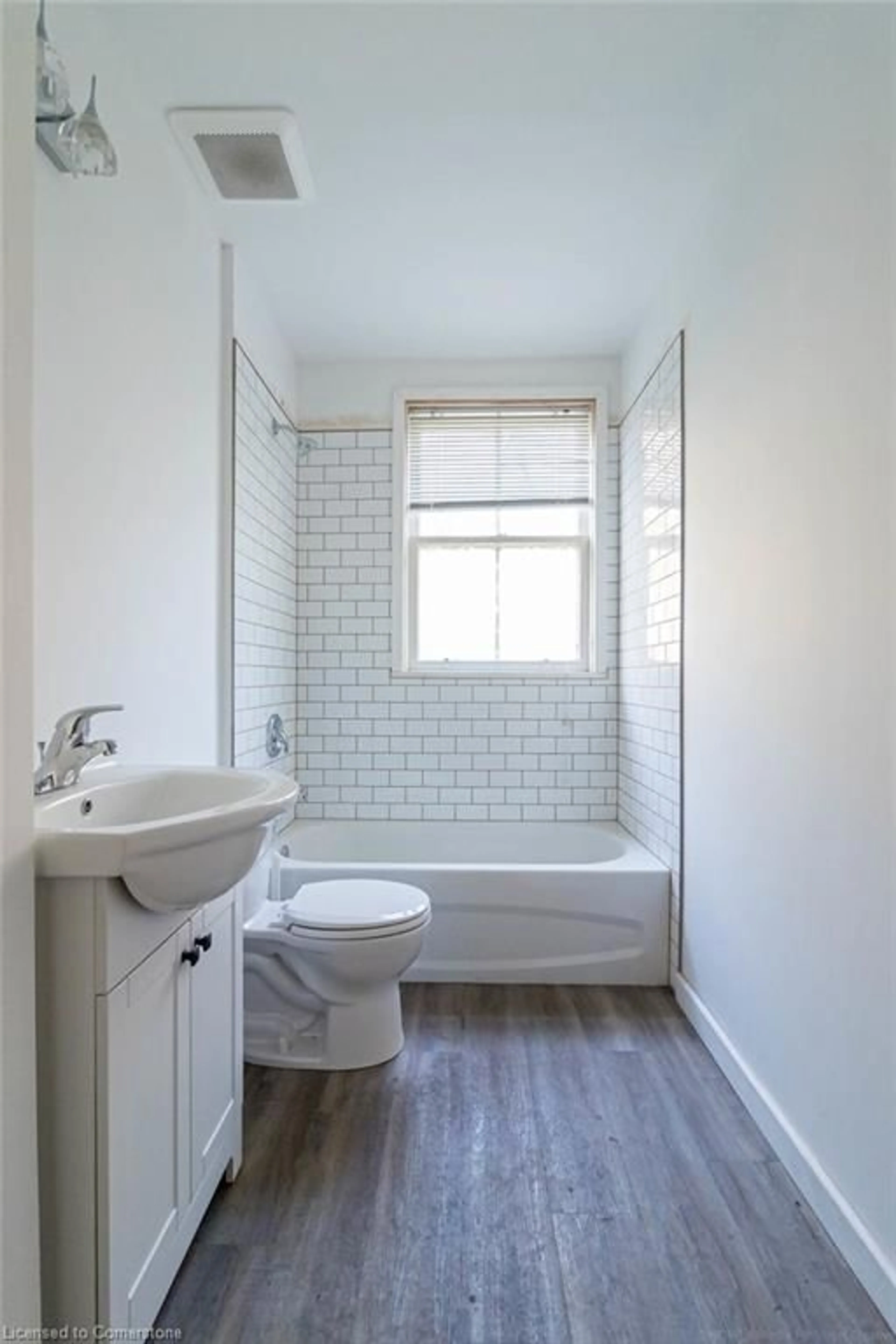 Standard bathroom, ceramic/tile floor for 428 Aberdeen Ave, Hamilton Ontario L8P 2S2