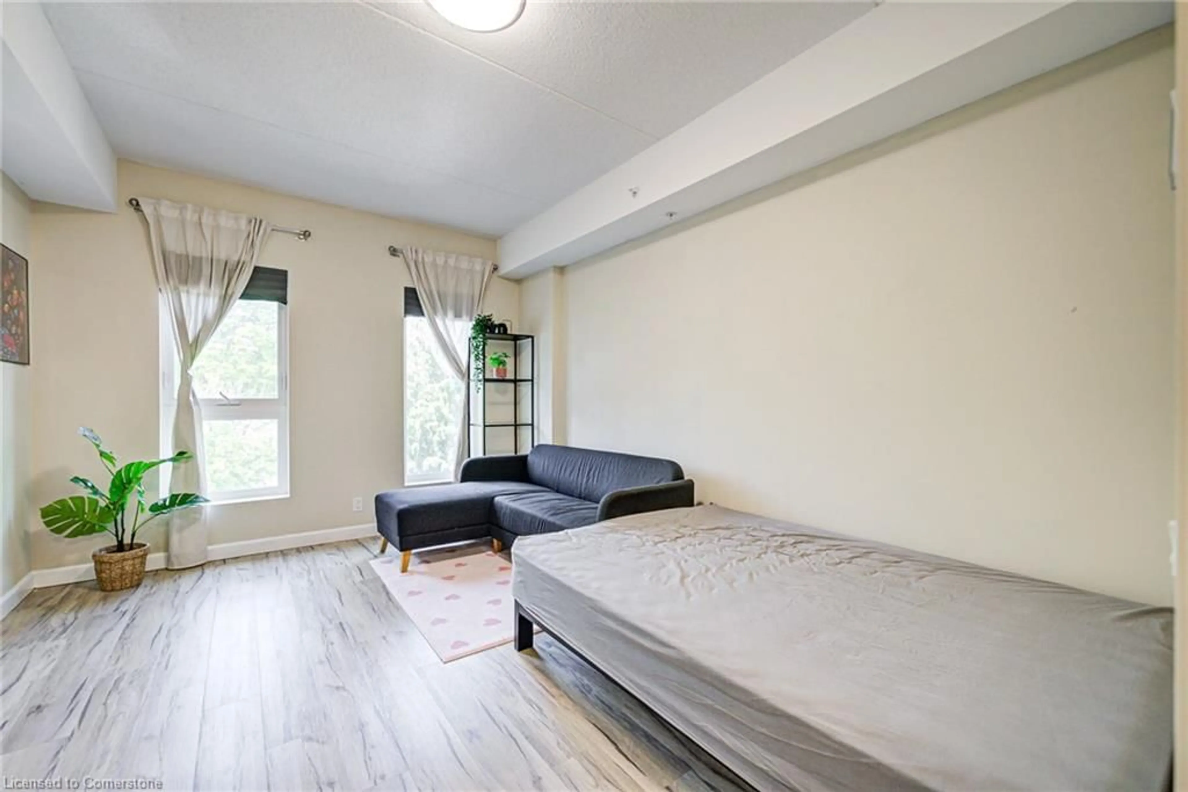 A pic of a room for 77 Leland St #423, Hamilton Ontario L8S 3A1