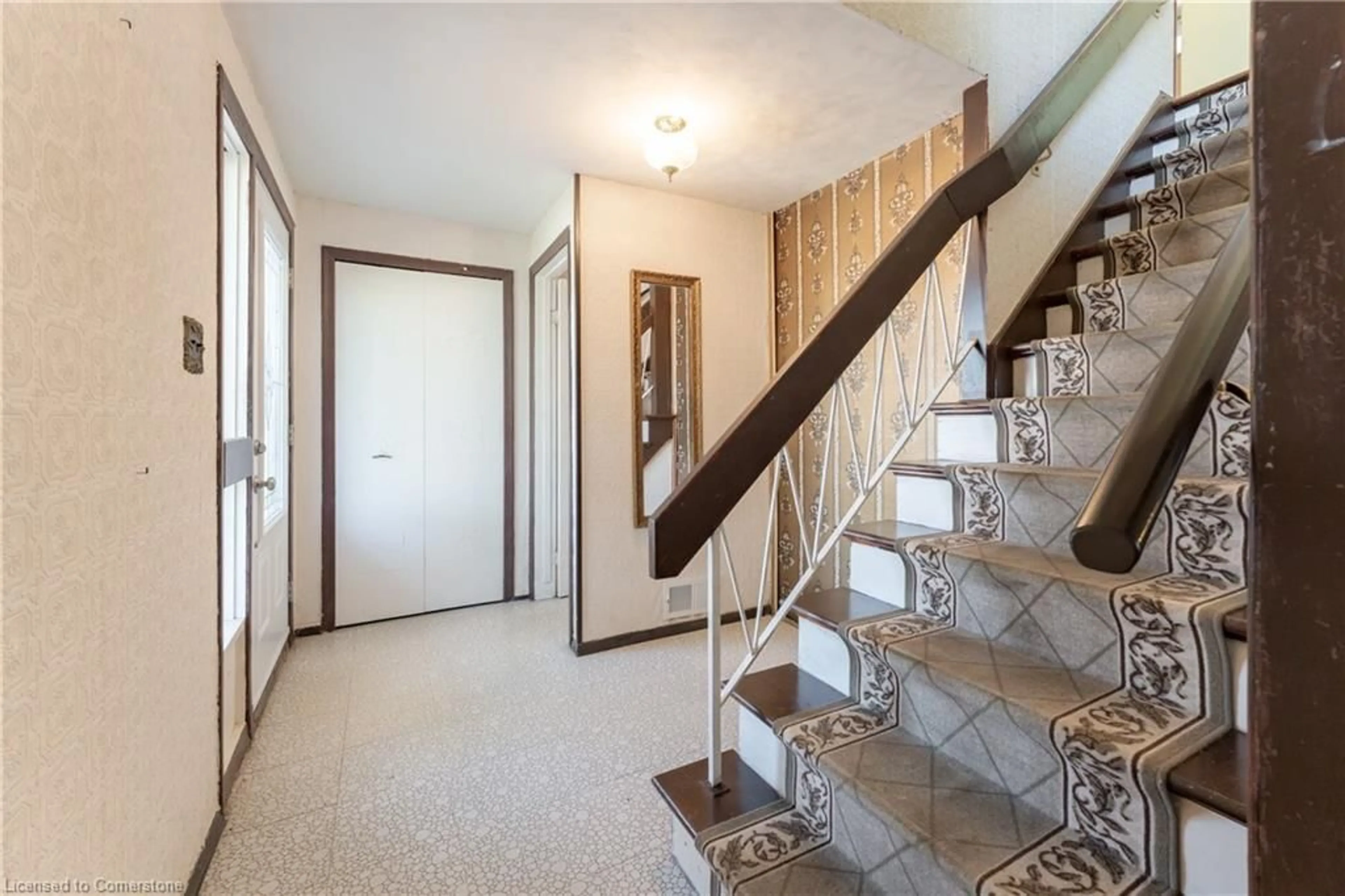 Indoor foyer for 181 Burrwood Dr, Hamilton Ontario L9C 3T3