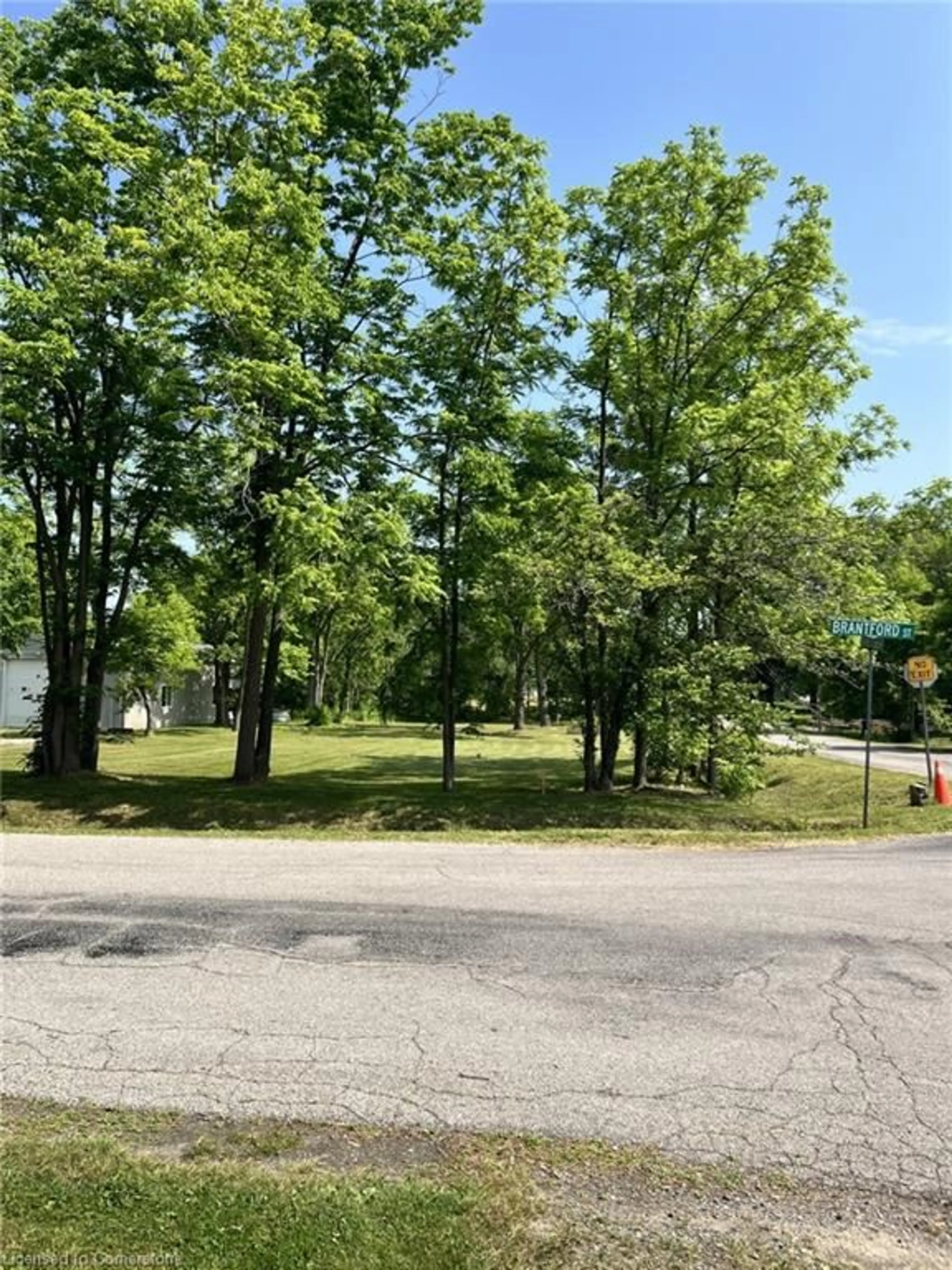 A pic from outside/outdoor area/front of a property/back of a property/a pic from drone, unknown for LOT 5 Centre St, Brantford Ontario N3T 5L9
