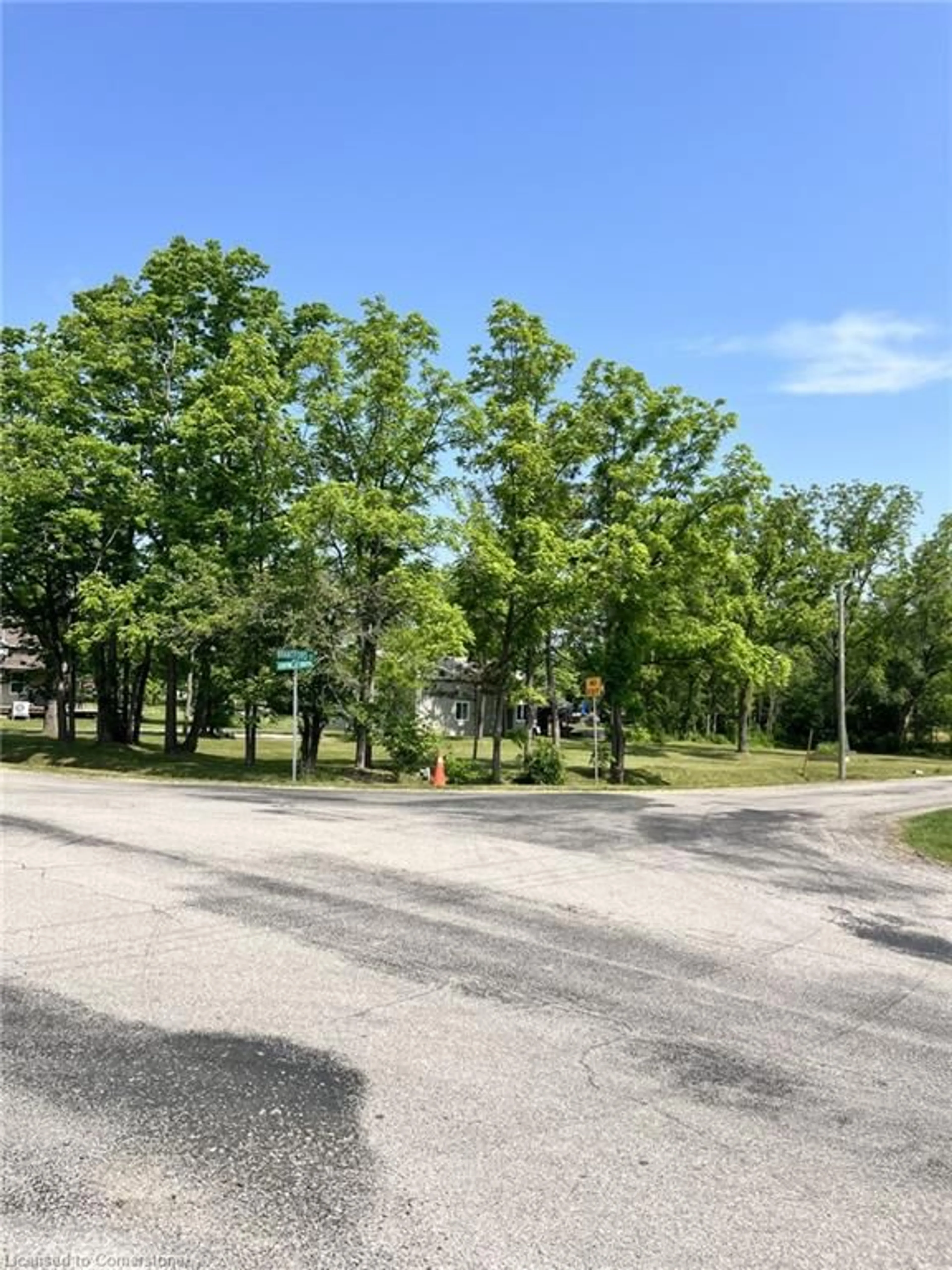 A pic from outside/outdoor area/front of a property/back of a property/a pic from drone, street for LOT 5 Centre St, Brantford Ontario N3T 5L9