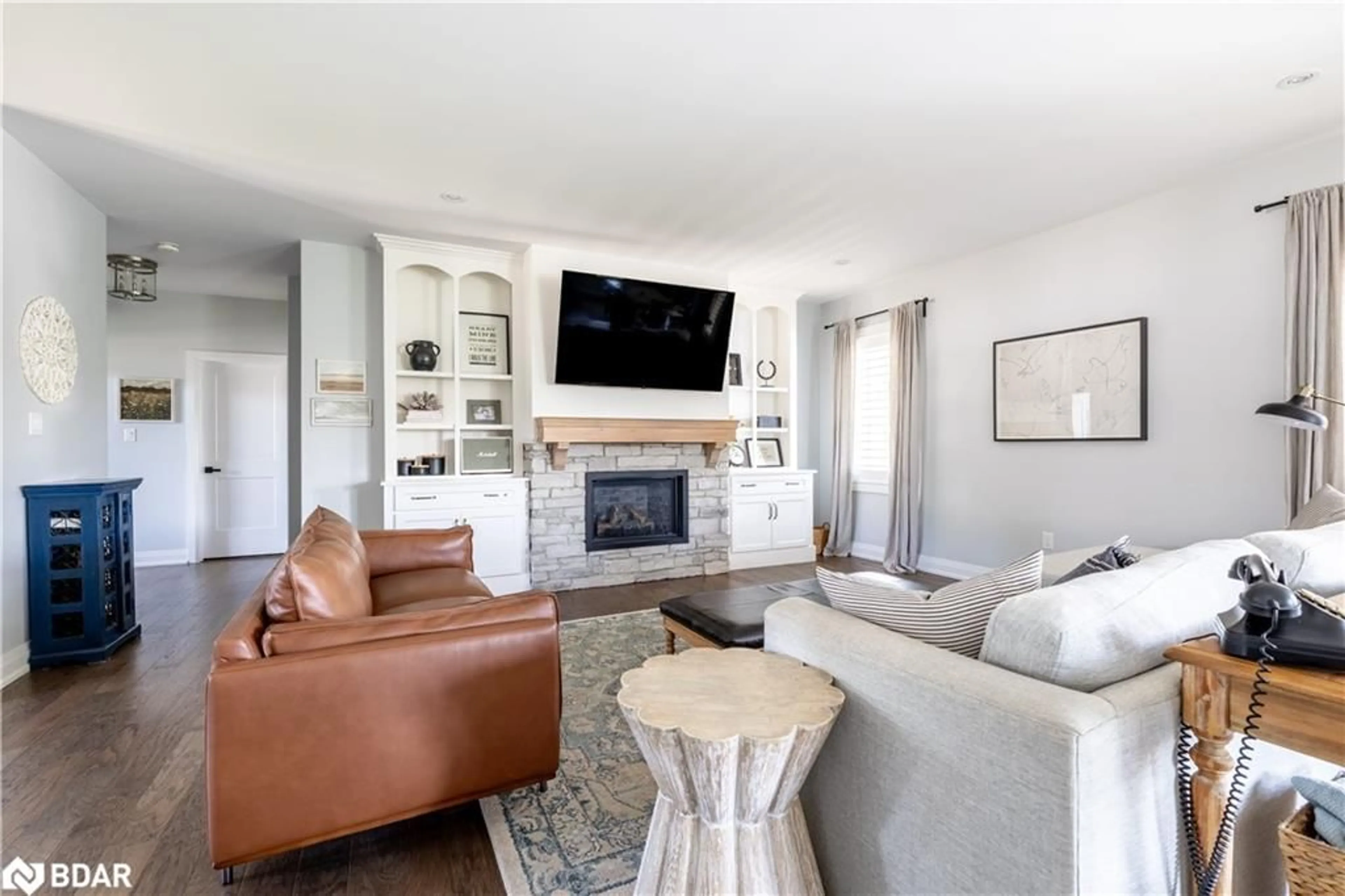 Living room with furniture, unknown for 19 Cheslock Cres, Warminster Ontario L3V 8N8