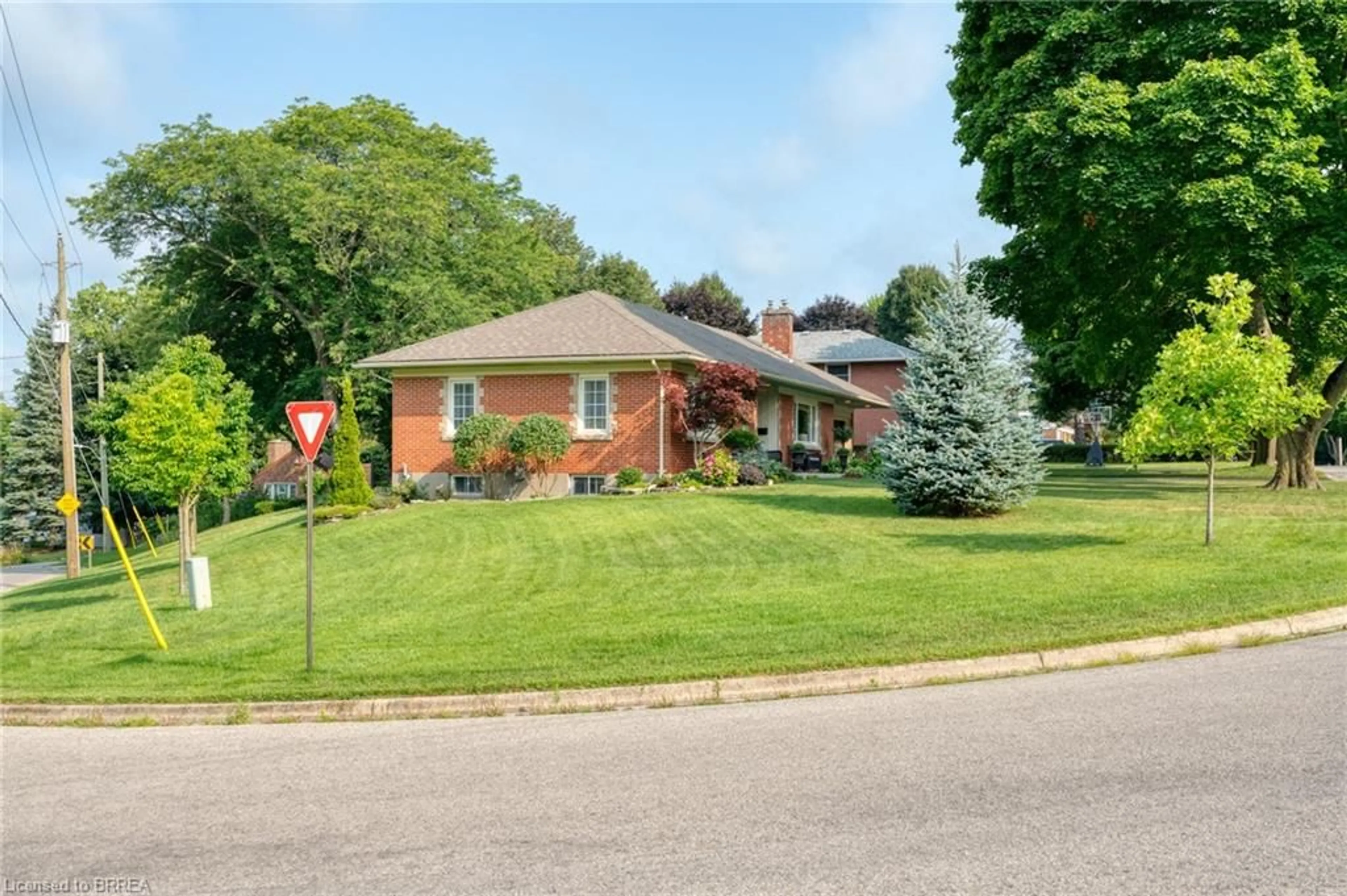 Home with brick exterior material, street for 26 Simcoe Blvd, Simcoe Ontario N3Y 3L7